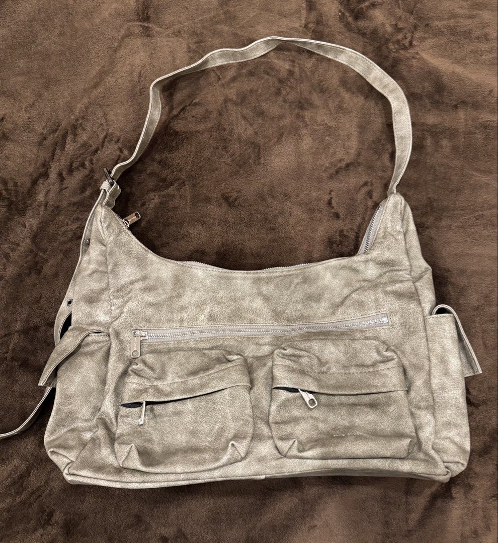 Pocket Mug Bag L - Samo Ondoh (Category: Shoulder Bags) located in Pasig City. Submitted by caroline111 (Listing ID 1422334803, Image 1). Description: Used twice Large size Khaki color With dust bag srp PHP9.8k Negotiable.