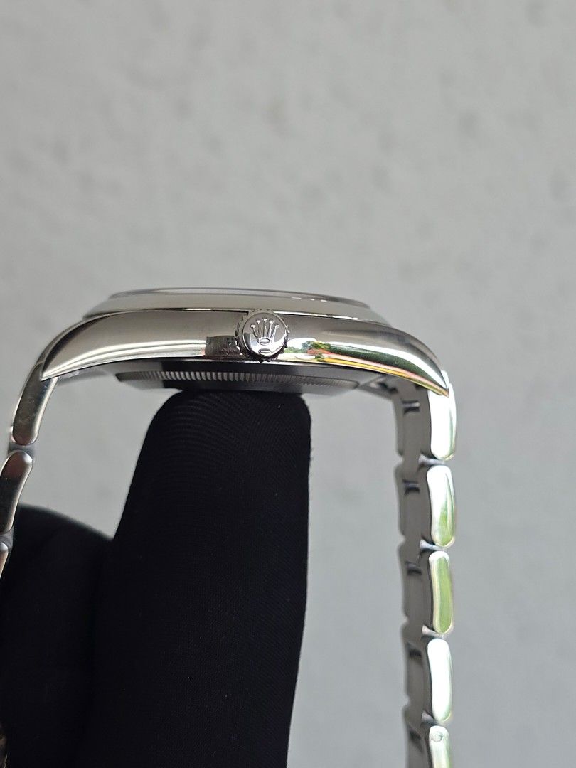 2019 ROLEX OP OYSTER PERPETUAL 114300 39 39MM RED GRAPE DIAL (Category: Watches) located in Singapore. Submitted by rollieinthedeep (Listing ID 1422258943, Image 3). Description: >SELF-OWNED LANDED HOME BOUTIQUE with MORE THAN 1400 Genuine real person reviews on Carousell! ⭐⭐⭐⭐⭐ >>AUTHENTICITY GUARANTEE CERTIFIED PROFESSIONAL SELLER BY CAROUSELL!✅ BUY with peace of mind today! >>>PRICE FIRM (NON NEGO) LOWEST PRICE GUARANTEE @ POINT OF SALE! * 201