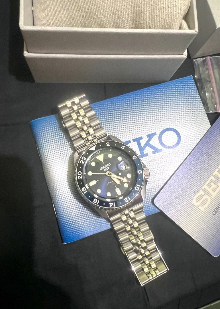 Seiko Batman GMT SSK003 (Category: Men's Watches) located in Caloocan City. Submitted by markonlyjacob23 (Listing ID 1422370753, Image 2). Description: The Seiko 5 Sports GMT SSK003 (often referred to as the "Blueberry" or “Batman” Complete box and warranty card Brough last month (December 23, 2025) Never once used Bought it for 25k No scratches Open for meet up and cod/lbc Actual pic Details Gender: Men Case color: Silver Strap color: Silver Dia