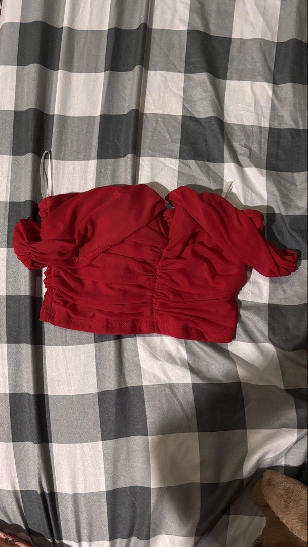 Shein Red Off-Shoulder Top (Category: Blouses) located in Pamplona. Submitted by charmlin (Listing ID 1421597685, Image 2). Description: - Shein red off-shoulder top - Ruched front design - Flattering V-neckline - Short sleeves - Made of stretchy fabric - Shown worn in images.