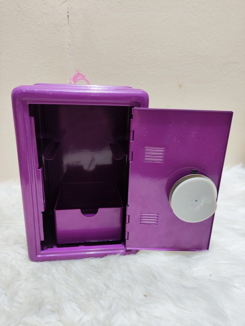 Smiggle Owl Safe Box (Category: Storage Boxes & Baskets) located in Cavite. Submitted by tinetaclesss (Listing ID 1422356317, Image 2). Description: - Smiggle owl design safe box - Purple color - Combination lock - Includes a drawer - Glossy finish - Ideal for storing small items.