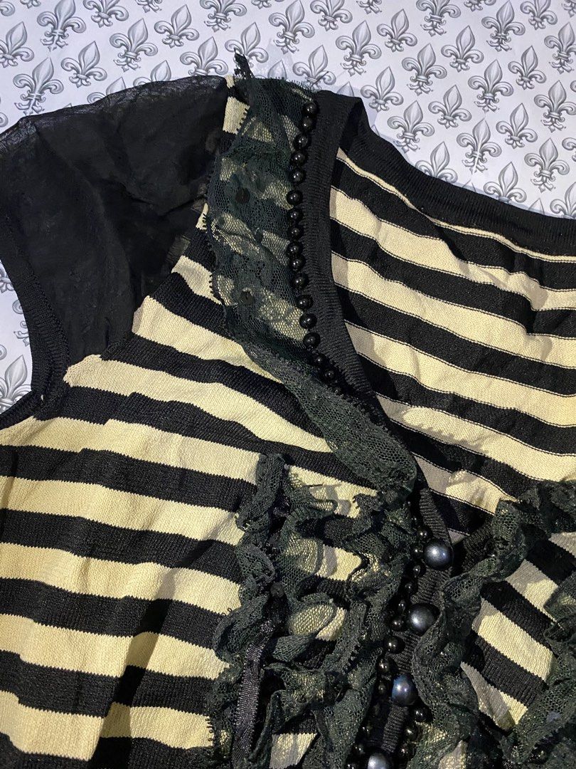 Striped Top with Lace Details (Category: Blouses) located in Ozamiz City. Submitted by sw4gcvnt (Listing ID 1422371781, Image 3). Description: black & cream steampunk top ·:*¨༺ ♱✮♱ ༻¨*:· ✚ m: 230 ✚ s: 250 ✚ l: 299 (au) size: s-m length: 20 issue: loose threads located at the armpit area.