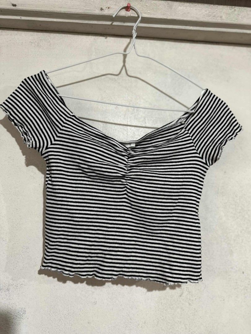 Terranova Striped Crop Top - Size M (Category: Others Tops) located in Pasig City. Submitted by rkclosets (Listing ID 1422318515, Image 1). Description: - Terranova crop top - Black and white stripes - Sweetheart neckline - Ruched bust detail - Short sleeves - Ribbed texture - Size M.