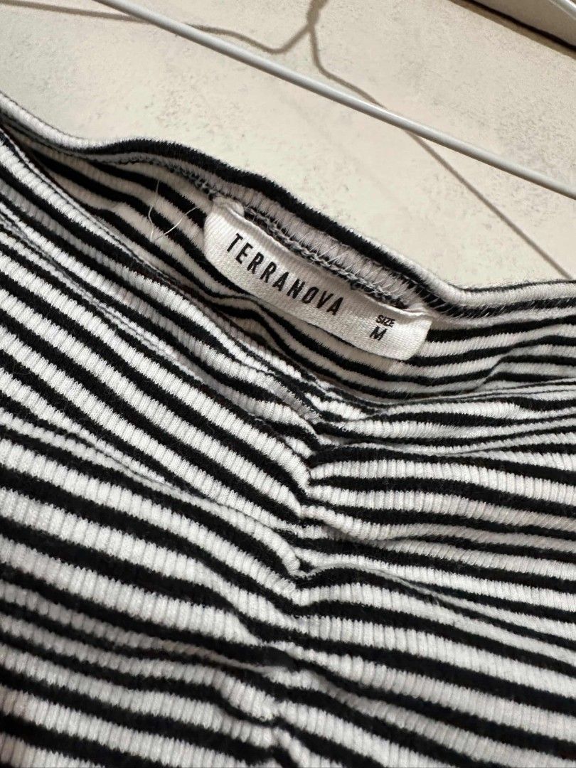 Terranova Striped Crop Top - Size M (Category: Others Tops) located in Pasig City. Submitted by rkclosets (Listing ID 1422318515, Image 2). Description: - Terranova crop top - Black and white stripes - Sweetheart neckline - Ruched bust detail - Short sleeves - Ribbed texture - Size M.