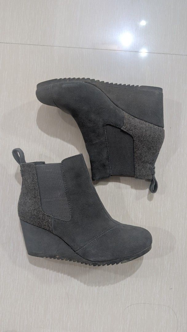TOMS Bailey Wedge Boots - Size 6 (Category: Boots) located in San Fernando. Submitted by jctut (Listing ID 1422372948, Image 3). Description: - TOMS Sefley wedge boots - used once in USA for prenup only - Dark grey color - Size 6 - Suede-like - Wedge heel - Elastic side panels - Comes with original box.