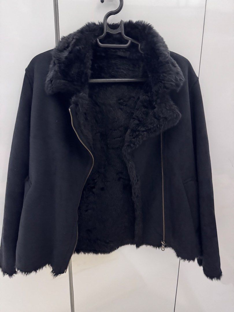 Uniqlo Mouton Touch Shearling Jacket (Category: Coats, Jackets and Outerwear) located in Bulacan. Submitted by operationdeclutter96 (Listing ID 1422269817, Image 2). Description: Women’s. Worn only once. Perfect for s-m size. Good for tokyo weather. Kahit 2 layers lang di na lalamigin for winter.