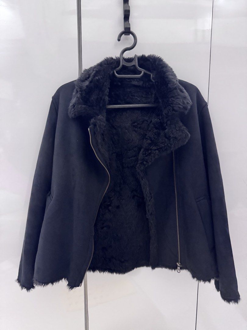 Uniqlo Mouton Touch Shearling Jacket (Category: Coats, Jackets and Outerwear) located in Bulacan. Submitted by operationdeclutter96 (Listing ID 1422269817, Image 3). Description: Women’s. Worn only once. Perfect for s-m size. Good for tokyo weather. Kahit 2 layers lang di na lalamigin for winter.