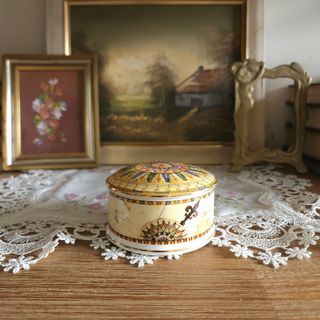 (Category: ) located in . Submitted by billis_vintage_finds (Listing ID 1422351873, Image 1). Description: .