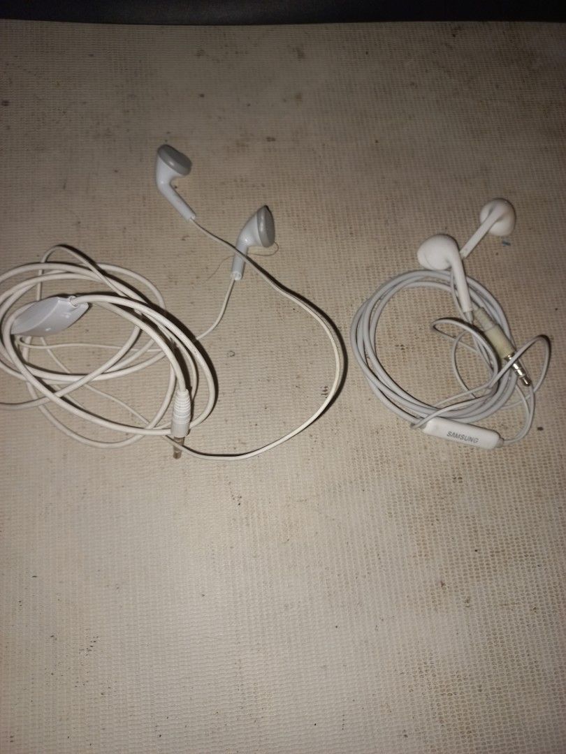(RUSH) Original Samsung Earphones (Category: Earphones) located in Malolos. Submitted by marky.marky1 (Listing ID 1422382320, Image 1). Description: Selling Almost new Samsung Earphone model: (GH59-13091A) parang bago pa no issue. Orig Not replica galing sa unit, gagamitin na lang. Test to sawa Price: 500php. (NEG) For more info: DM or meet up or pick up. - White earphones - 3.5mm jack - Built-in microphone - Volume control.
