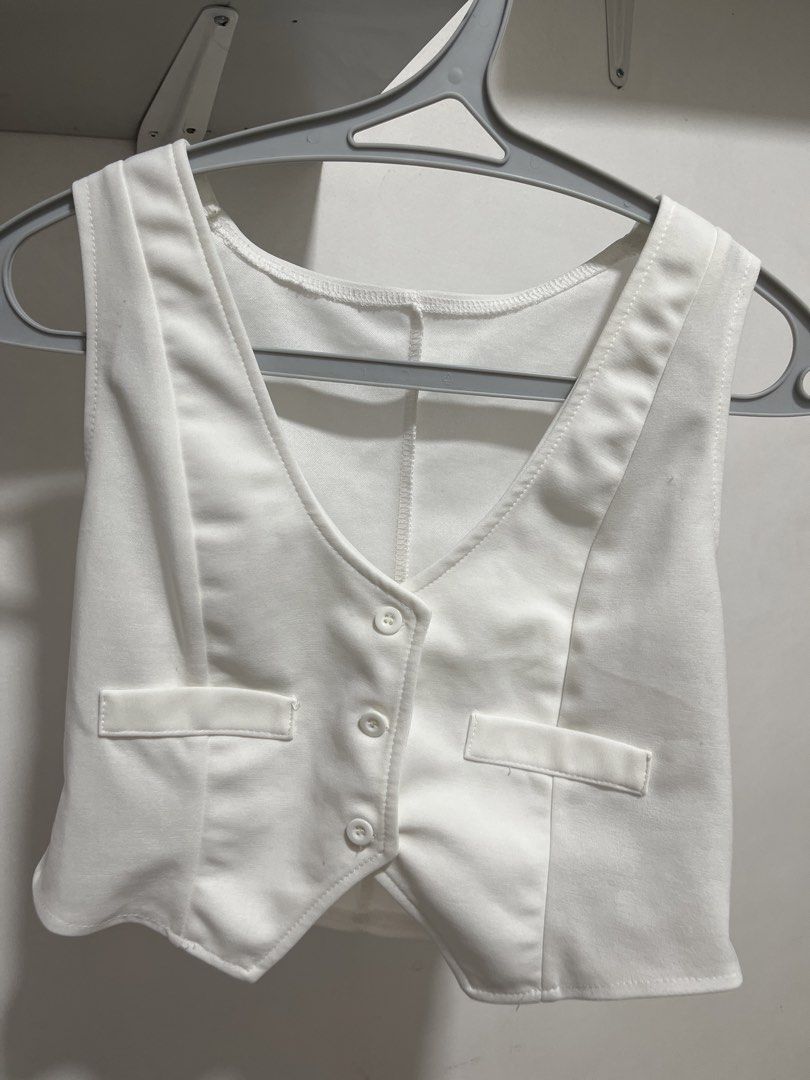 White Vest Top (Category: Sleeveless) located in Manila. Submitted by sillyfrog (Listing ID 1422307006, Image 1). Description: - rfs: decluttering.