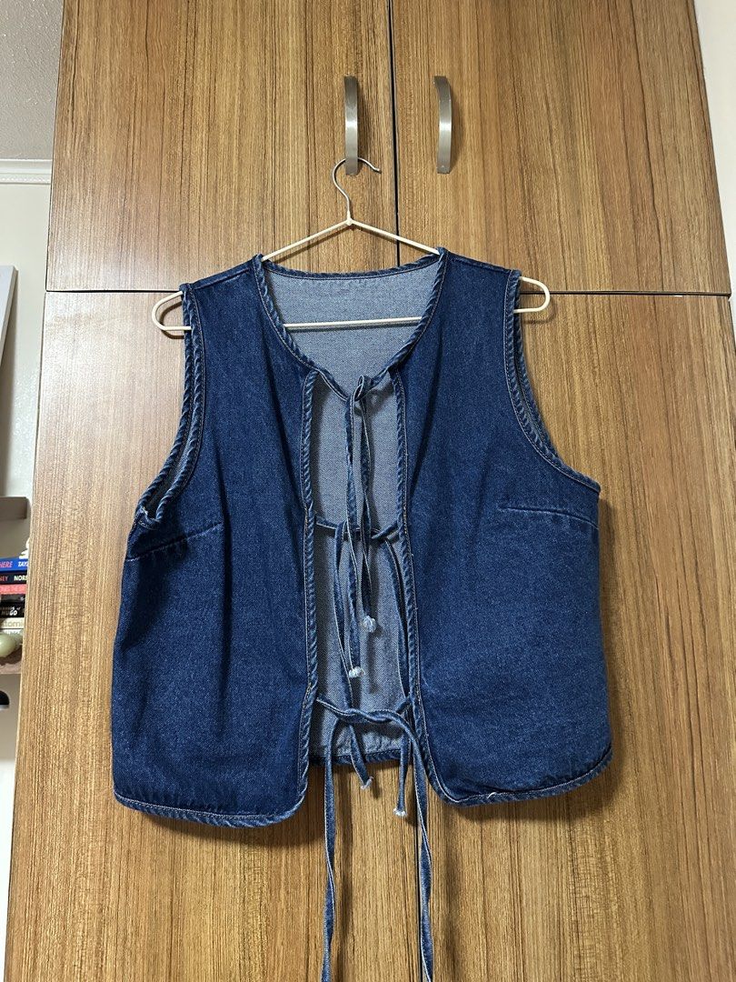 Y2K Ganni inspired tie front denim top (Category: Sleeveless) located in Quezon City. Submitted by declutters.bianca (Listing ID 1422347233, Image 1). Description: Shein tie front denim top Y2K, Ganni inspired RFS: Decluttering 📍QC/BGC/Makati.
