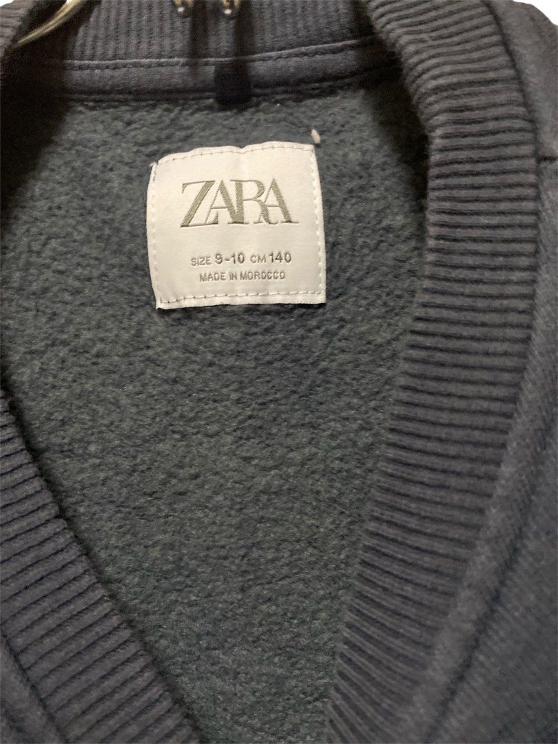 Zara Art Edition Sweatshirt (Category: Babies & Kids Fashion) located in Quezon City. Submitted by mcva2 (Listing ID 1422319135, Image 3). Description: - Zara dark blue sweatshirt - Size: 9-10 years old (140cm) - Features "ART EDITION" print on the back - Crew neck - Long sleeves - Made in Morocco - Soft, comfortable fabric.