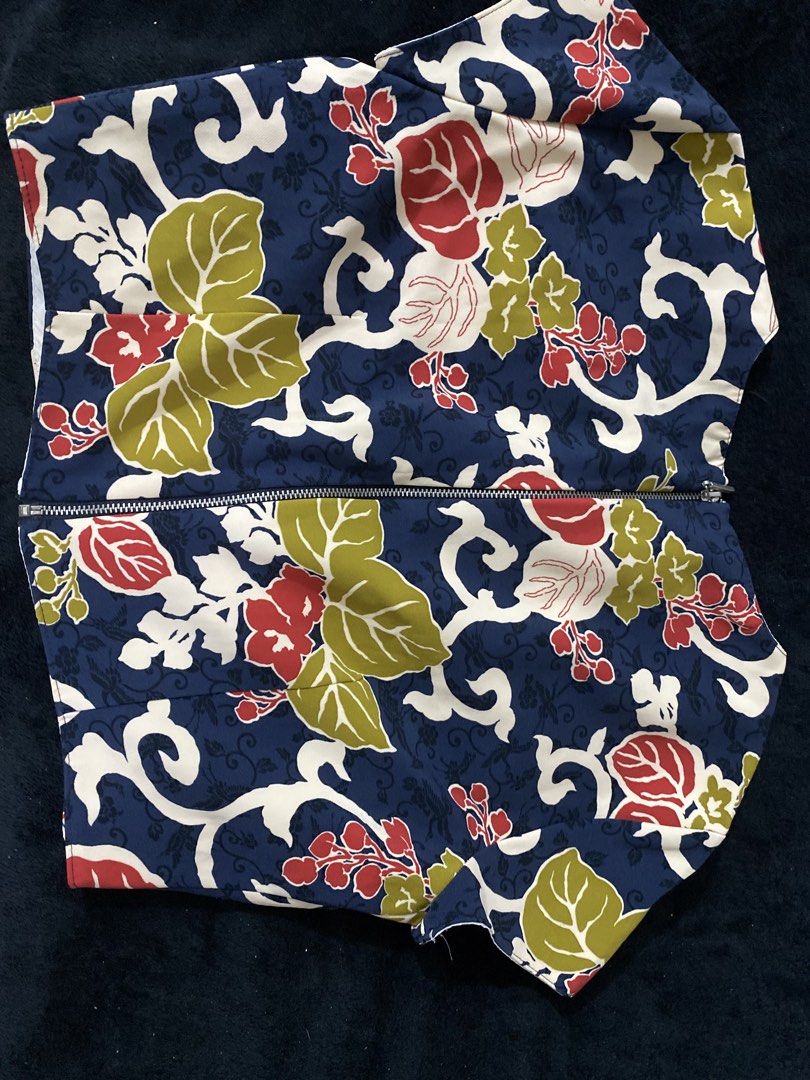 Zara Basic Floral Top (Category: Blouses) located in Rizal. Submitted by decluttermommaa (Listing ID 1422333474, Image 2). Description: Zara Basic floral top. Size M. Navy blue with red, green, and cream floral print. Made in Spain..