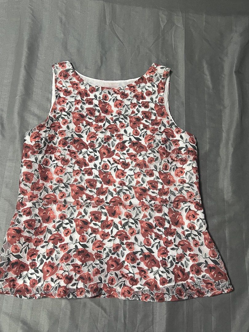 Zara Mesh Floral Top Red (Category: Blouses) located in Quezon City. Submitted by chloe_declutter (Listing ID 1422257768, Image 2). Description: - Zara Basic floral top - Size: fits s-m - Features a beautiful floral design - Made with light and airy material Still available 06/26 Teal box Location Cubao QC can ship through J&T .