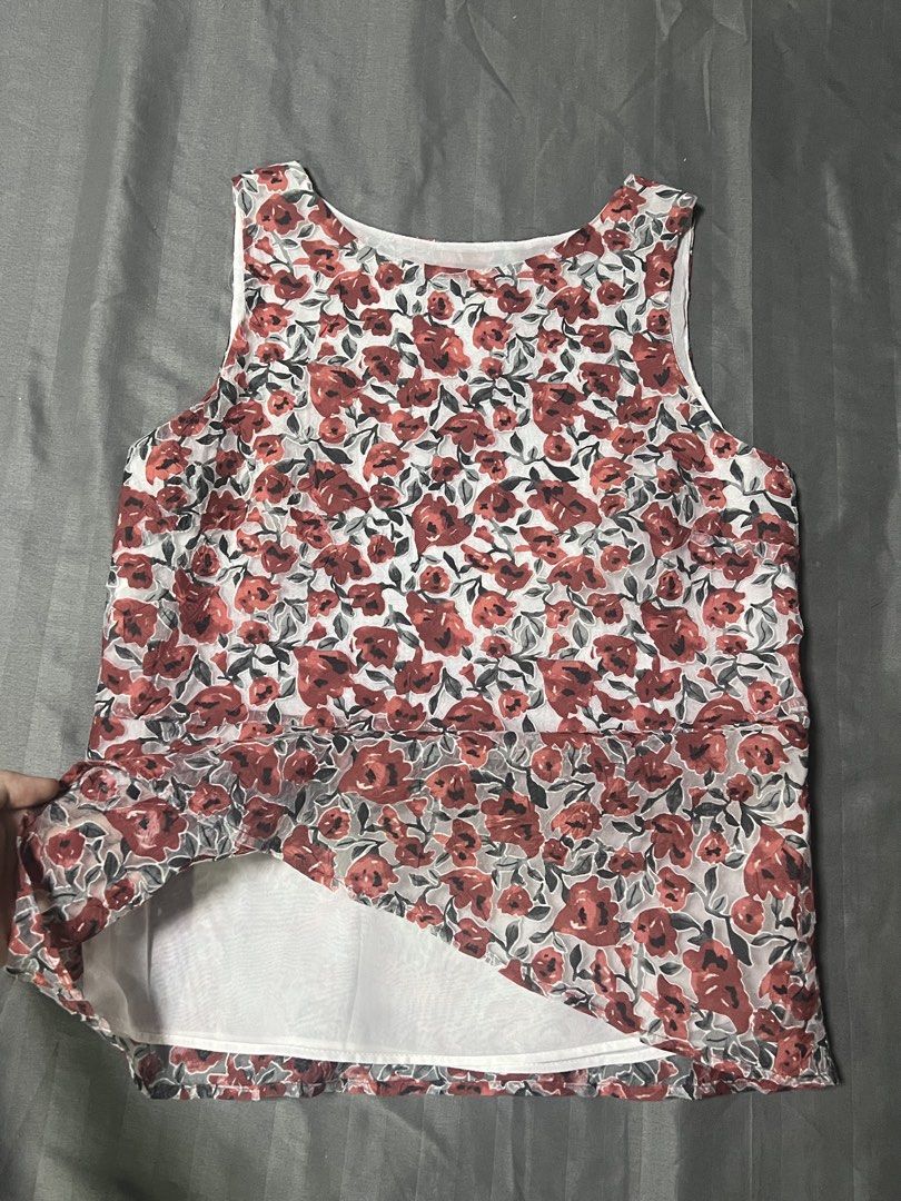 Zara Mesh Floral Top Red (Category: Blouses) located in Quezon City. Submitted by chloe_declutter (Listing ID 1422257768, Image 3). Description: - Zara Basic floral top - Size: fits s-m - Features a beautiful floral design - Made with light and airy material Still available 06/26 Teal box Location Cubao QC can ship through J&T .
