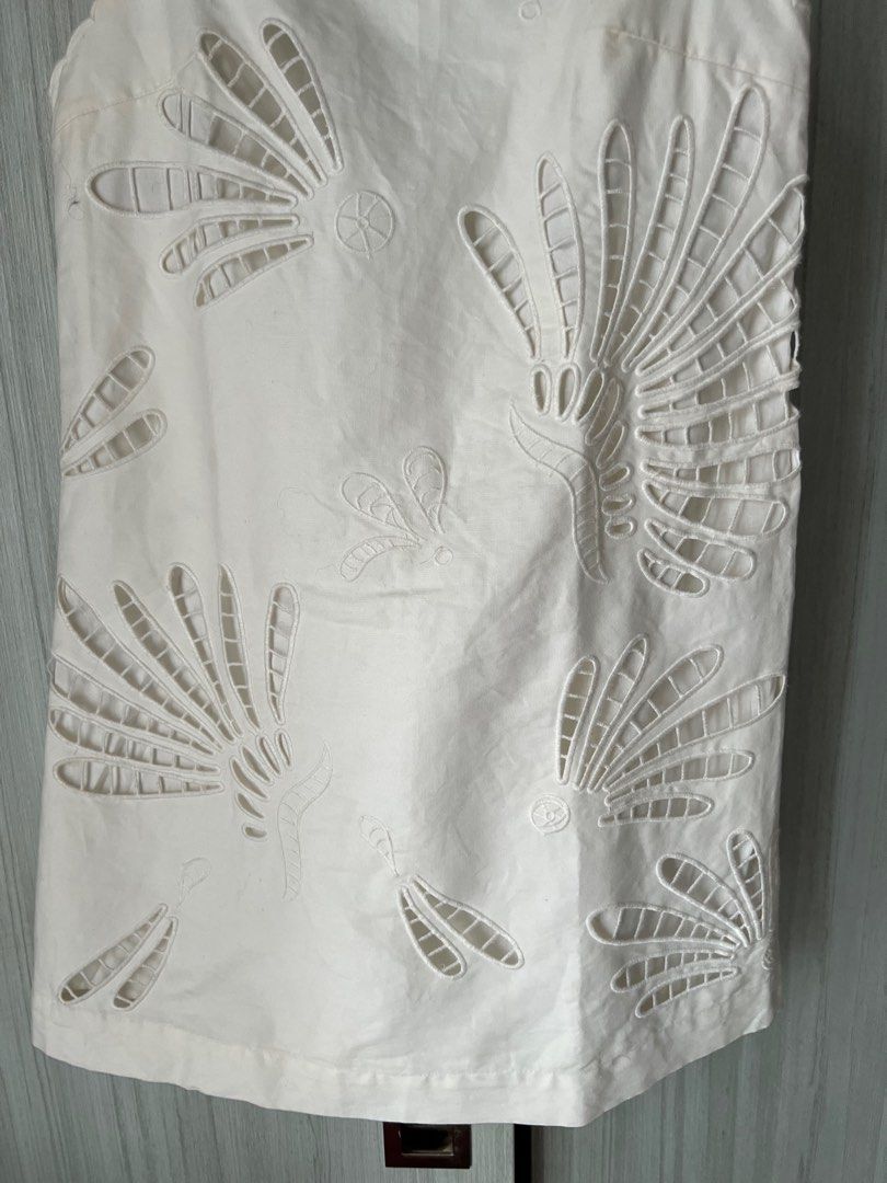 Zara White Embroidered Mini Dress (Category: Dresses) located in Mandaluyong City. Submitted by basic.coex (Listing ID 1422307598, Image 3). Description: - White mini dress - Intricate embroidered details - Square neckline - Thin straps - Scalloped edge - Fan-like embroidery pattern - Lightweight fabric.