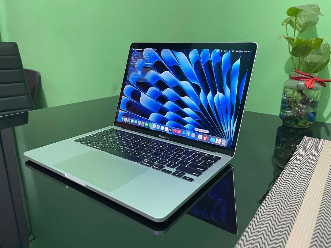 Apple MacBook Pro M1 (2020) 13 inch Silver (Category: Laptops & Notebooks) located in Pasay City. Submitted by janrickz (Listing ID 1419227934, Image 3). Description: Apple MacBook Pro M1 (2020) 13 inch Silver For only P35,000 ▪️ Memory: 16GB RAM ▪️ Storage: 256GB Apple SSD ▪️ native resolution at 227 pixels per inch ▪️ Display: 13.3” ▪️ Liquid Retina Display w/ Touchbar FREEBIES: Pouch 2024 MS Office 1 Week Replacement Warranty.