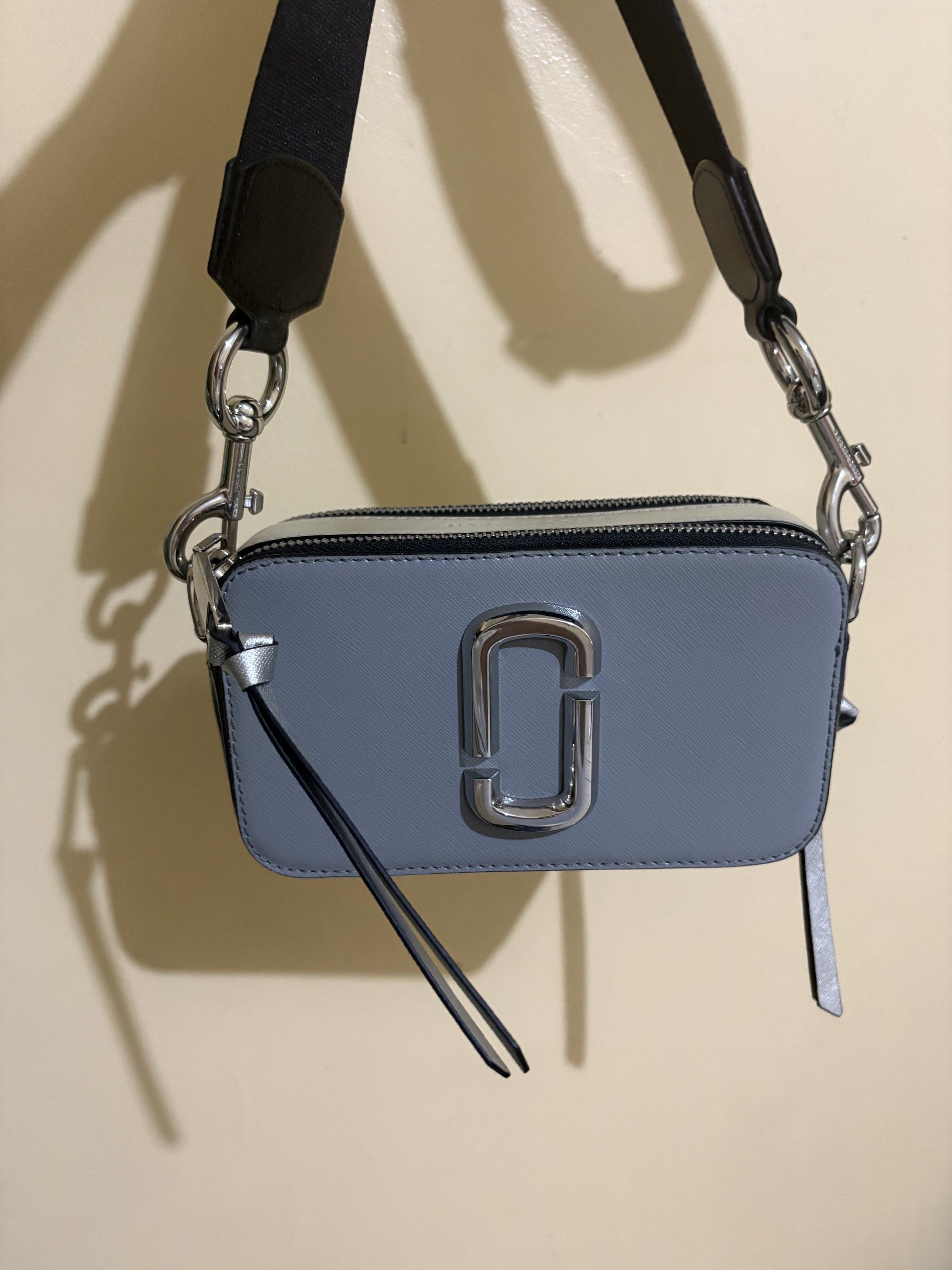 Authentic Marc Jacob’s camera bag (Category: Luxury Bags & Wallets) located in Tarlac. Submitted by kunars08 (Listing ID 1419308228, Image 1). Description: Orig price 19k down to 8k .