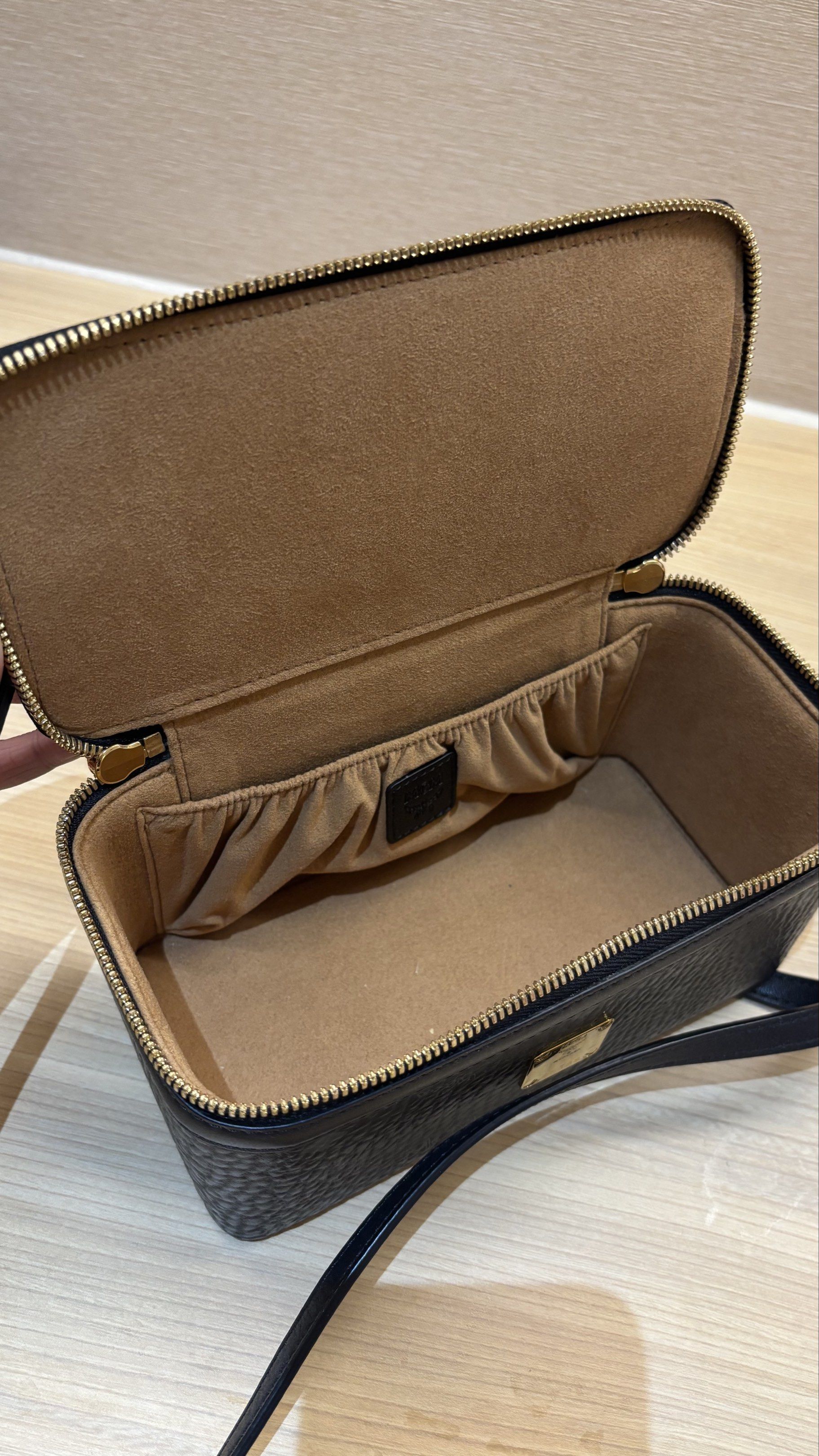 Authentic MCM Rockstar Vanity Crossbody Bag (Category: Luxury Bags & Wallets) located in Manila. Submitted by alessiajean (Listing ID 1419245815, Image 3). Description: i can do meetups authentic with dust bag and tag .