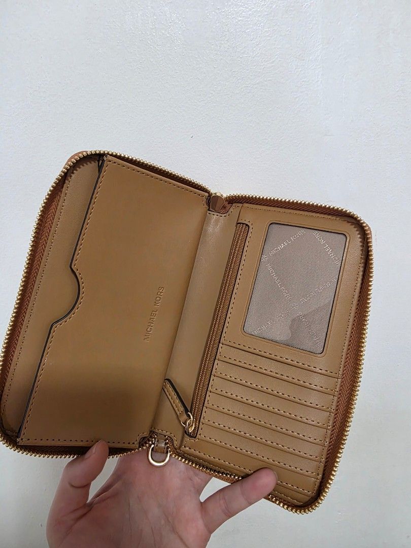 Authentic Michael Kors Jet Set Travel Wallet (Category: Wallets & Card holders) located in Quezon City. Submitted by saiderr (Listing ID 1419307583, Image 2). Description: Authentic and Almost New Michael Kors Jet Set Travel Wallet Smartphone Wristlet in Floral Logo ✅ Almost New, used once only ❌ no box ❌ courier fee not included RFS: decluttering and need funds .