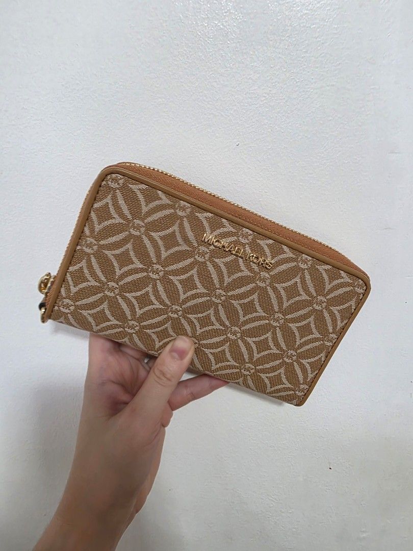 Authentic Michael Kors Jet Set Travel Wallet (Category: Wallets & Card holders) located in Quezon City. Submitted by saiderr (Listing ID 1419307583, Image 1). Description: Authentic and Almost New Michael Kors Jet Set Travel Wallet Smartphone Wristlet in Floral Logo ✅ Almost New, used once only ❌ no box ❌ courier fee not included RFS: decluttering and need funds .