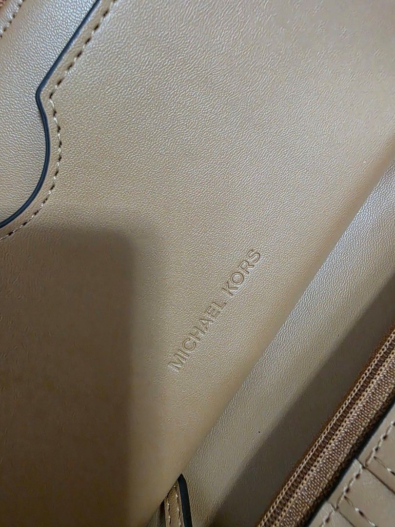 Authentic Michael Kors Jet Set Travel Wallet (Category: Wallets & Card holders) located in Quezon City. Submitted by saiderr (Listing ID 1419307583, Image 3). Description: Authentic and Almost New Michael Kors Jet Set Travel Wallet Smartphone Wristlet in Floral Logo ✅ Almost New, used once only ❌ no box ❌ courier fee not included RFS: decluttering and need funds .