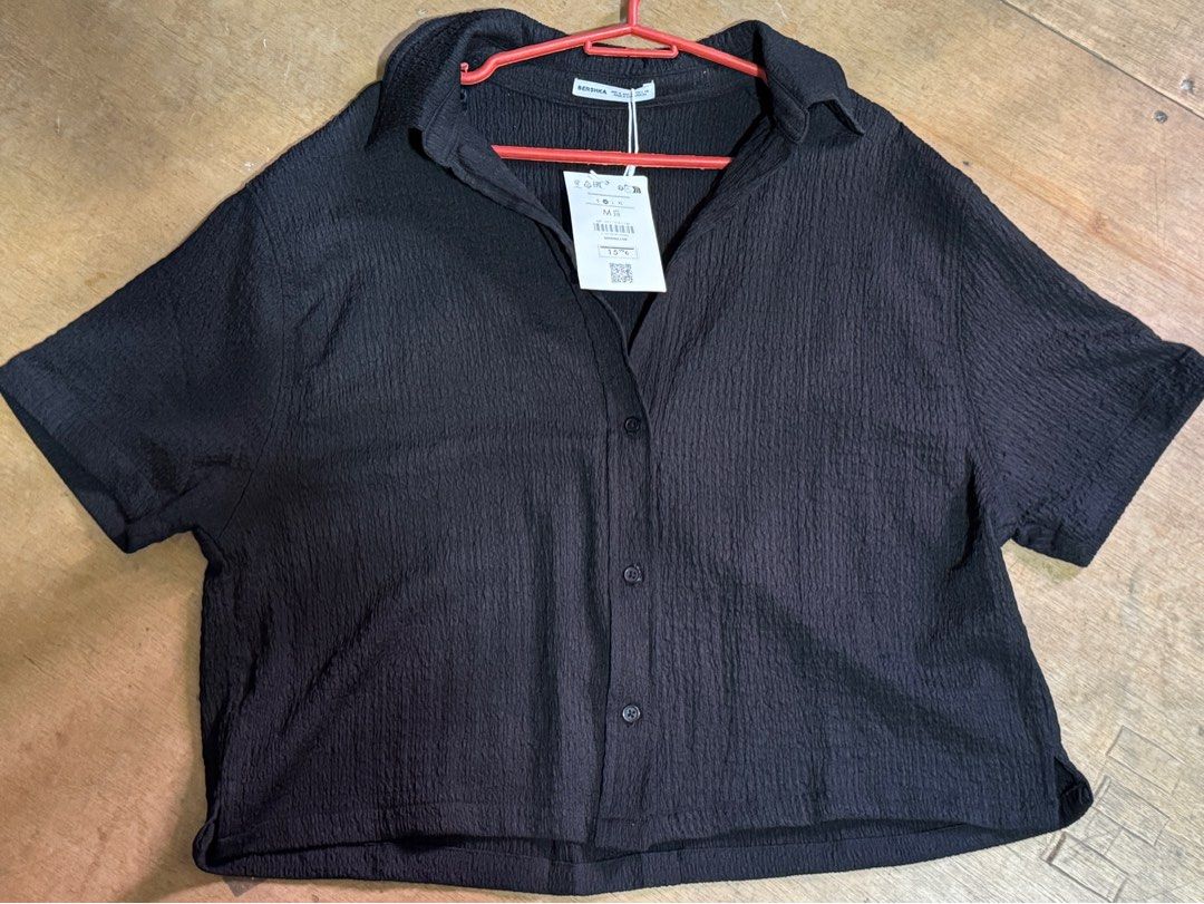Bershka Textured Short Sleeve Top (Category: Blouses) located in San Fernando. Submitted by aa36644 (Listing ID 1419226326, Image 1). Description: Bersha Shortsleeve Top Black Medium With Buttons.