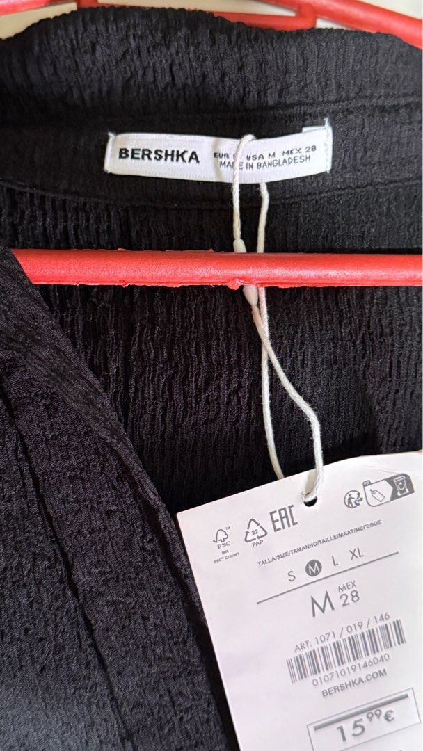 Bershka Textured Short Sleeve Top (Category: Blouses) located in San Fernando. Submitted by aa36644 (Listing ID 1419226326, Image 2). Description: Bersha Shortsleeve Top Black Medium With Buttons.