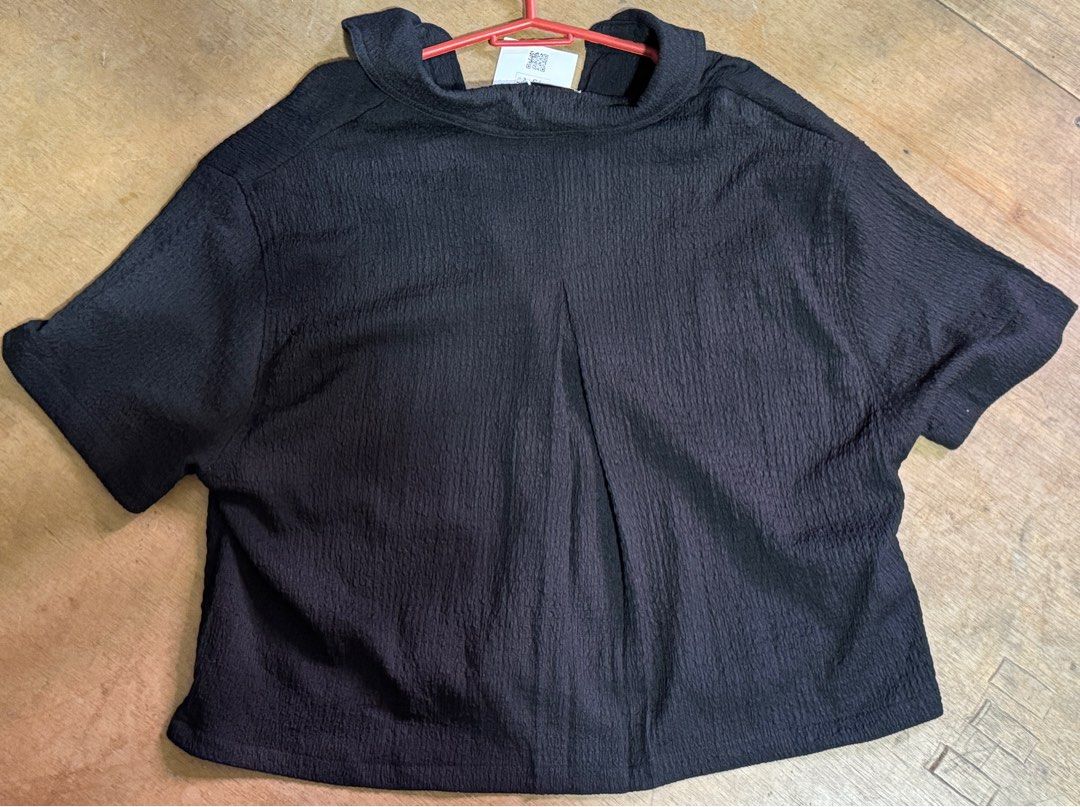 Bershka Textured Short Sleeve Top (Category: Blouses) located in San Fernando. Submitted by aa36644 (Listing ID 1419226326, Image 3). Description: Bersha Shortsleeve Top Black Medium With Buttons.