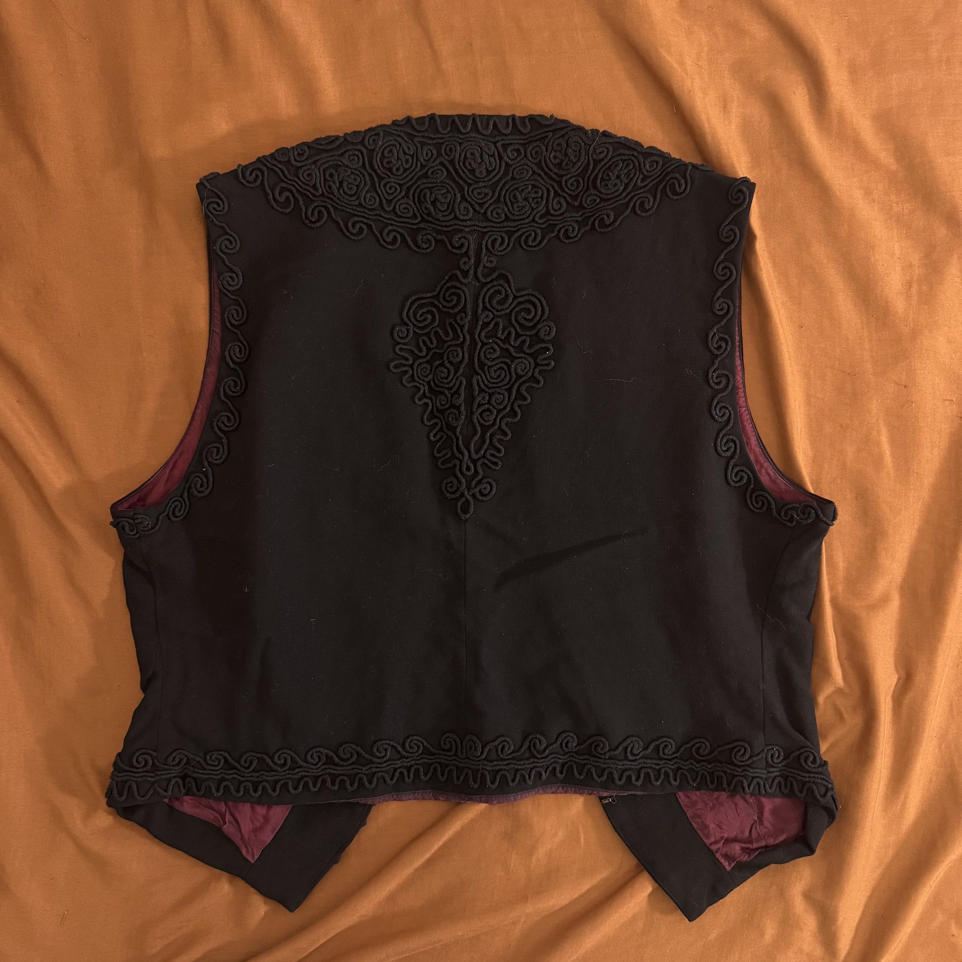 black vest (Category: Others Tops) located in Quezon City. Submitted by va_v2 (Listing ID 1419223079, Image 2). Description: black vest (m) 🏷️ 400.