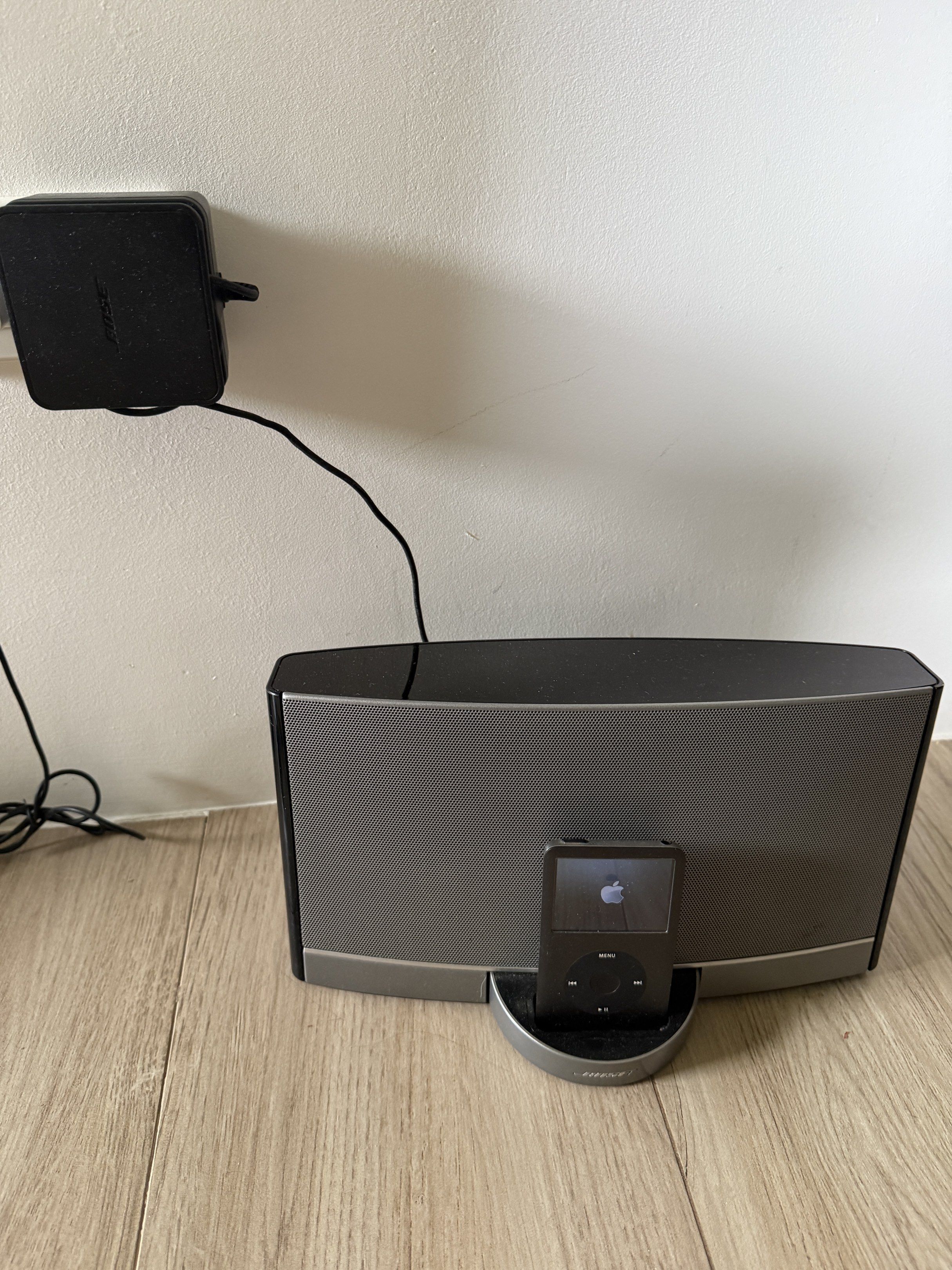 Bose Speaker (Category: Soundbars, Speakers & Amplifiers) located in Bacoor. Submitted by jyano (Listing ID 1419344278, Image 1). Description: Bose Speakers for iPod RFS: no more iPod to use it with. :)).