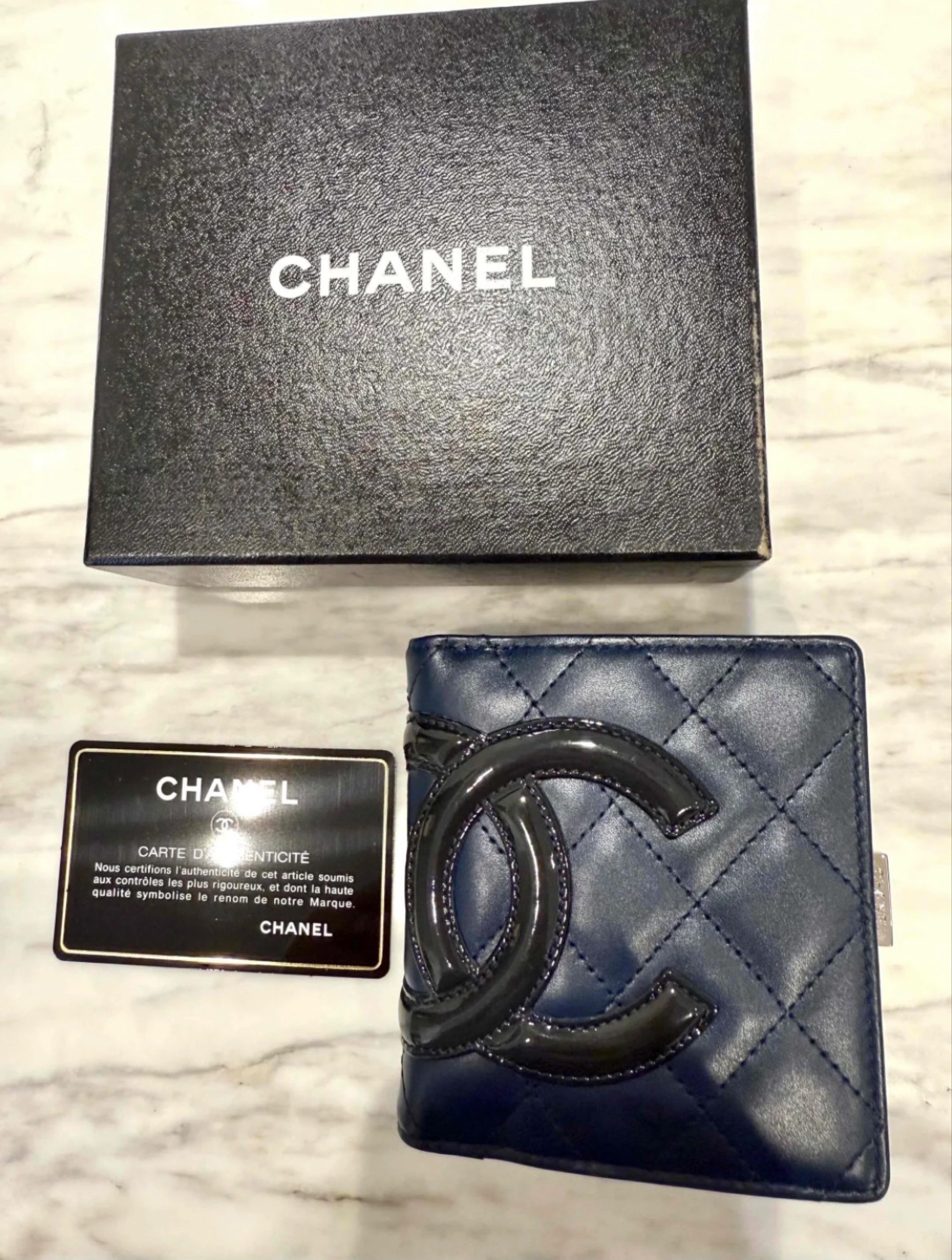 New Chanel Wallet / Purse 銀包 （分類：手袋及銀包）位於 Hong Kong。 由 convent_garden 提交（商品編號 1419372143，圖片 2）。簡介： Navy blue leather wallet with multiple card slots. Features the Chanel logo embossed on the interior and the brand name on the front. Includes a snap closure. Trade in HK Island MTR station。