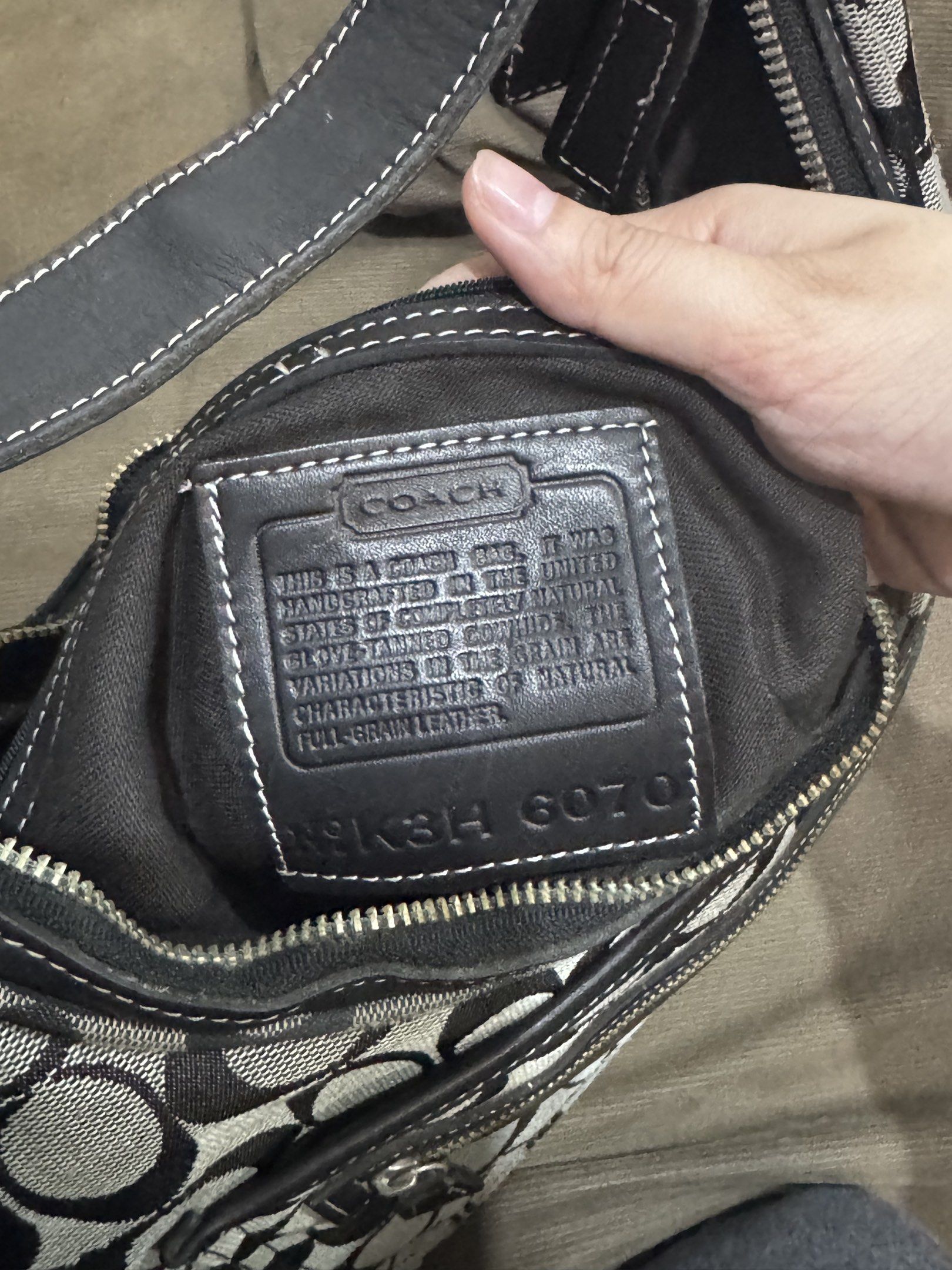 Coach Signature Hobo Bag (Category: Shoulder Bags) located in Legazpi City. Submitted by shopflorence (Listing ID 1419218954, Image 3). Description: - Authentic Coach hobo bag - Signature black and gray pattern - Secure zip closure - Convenient exterior pocket - Comfortable leather strap - Includes iconic Coach hang tag - Coach leather tag with serial number inside - Stylish silver hardware - Spacious interior for your essentials ISSUES: all zipp