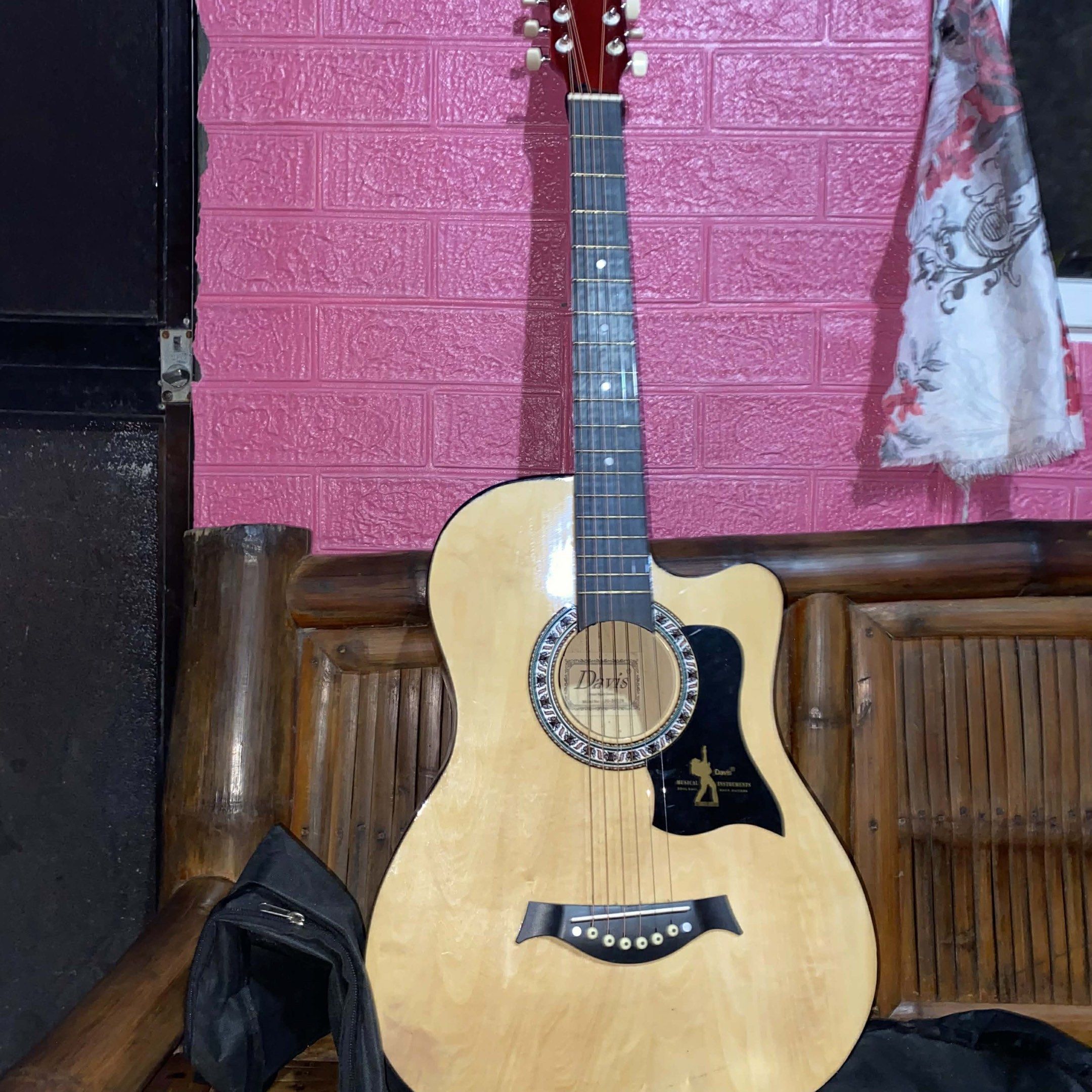 Davis Guitar (Category: Musical Instruments) located in Abucay. Submitted by xyxoxo (Listing ID 1419346100, Image 3). Description: .