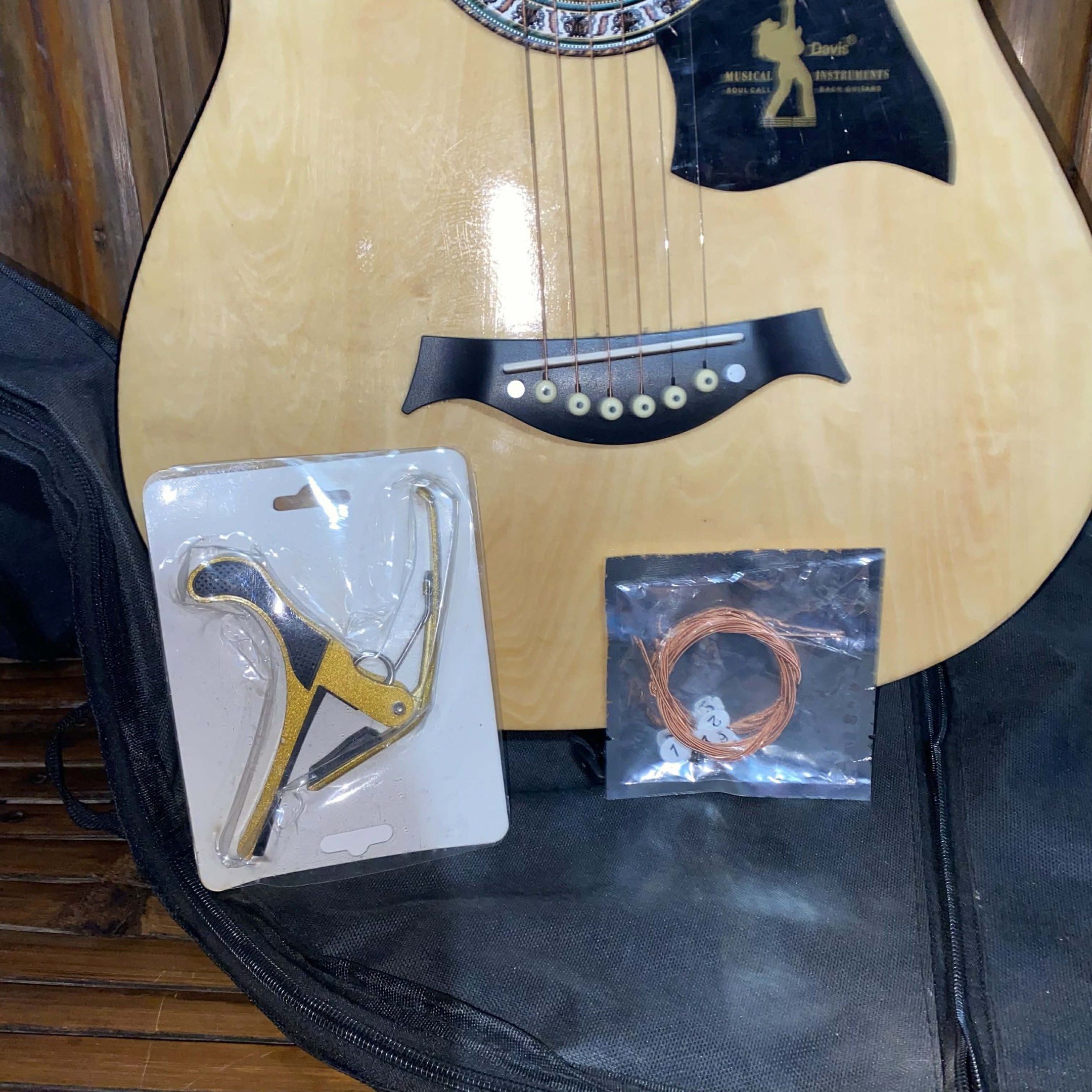 Davis Guitar (Category: Musical Instruments) located in Abucay. Submitted by xyxoxo (Listing ID 1419346100, Image 2). Description: .