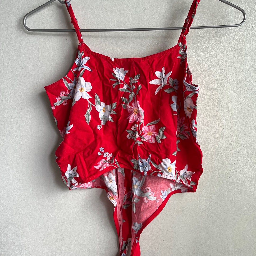 h&m red floral croptop (Category: Blouses) located in Quezon City. Submitted by decluttered_ (Listing ID 1419265990, Image 3). Description: .