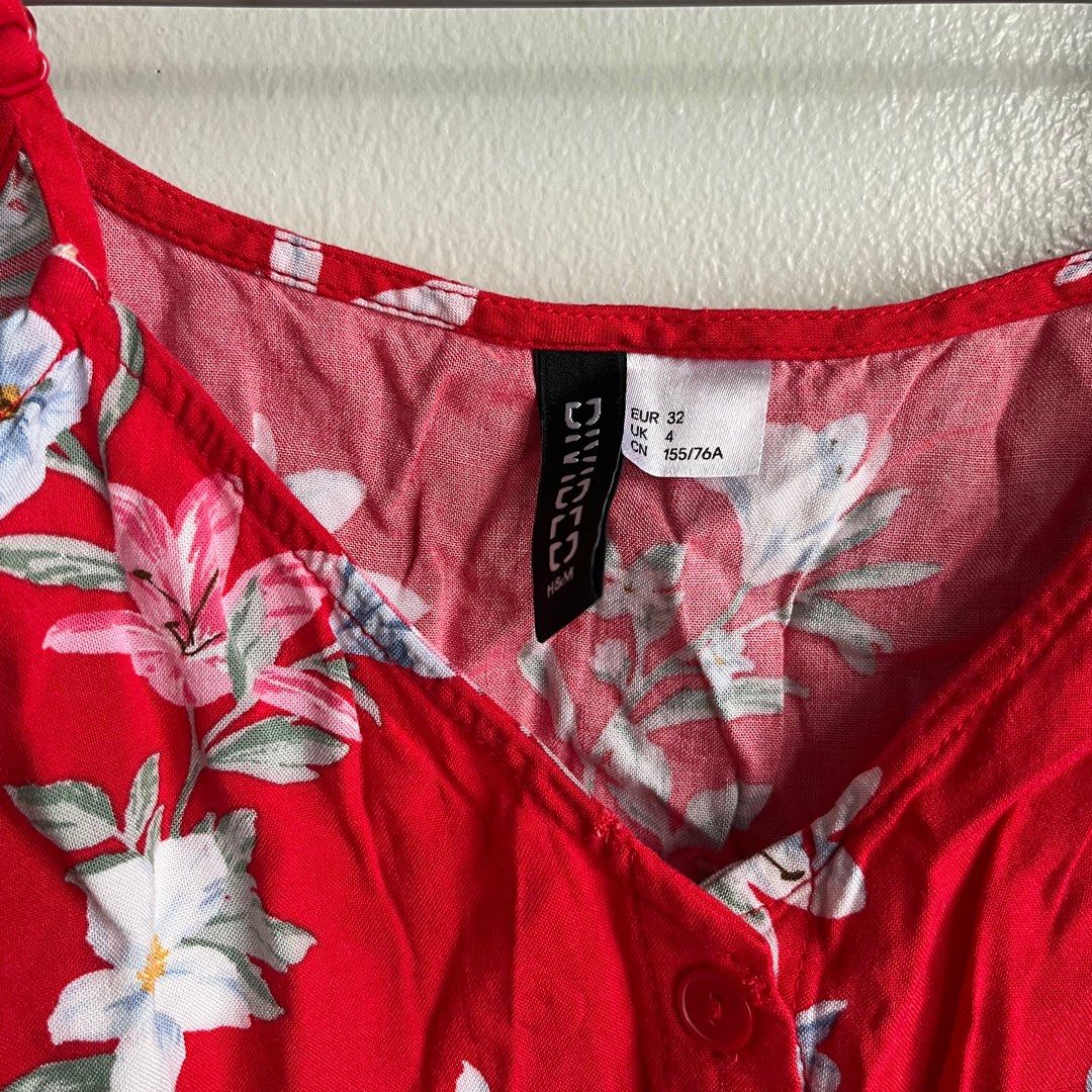 h&m red floral croptop (Category: Blouses) located in Quezon City. Submitted by decluttered_ (Listing ID 1419265990, Image 2). Description: .