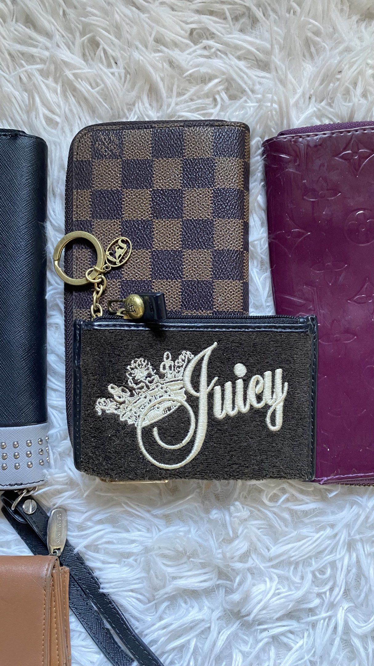 FS‼️ MIXED BRANDED WALLETS (Category: Wallets & Card holders) located in Bauang. Submitted by tanzcona. (Listing ID 1419199541, Image 2). Description: FS‼️ BRANDED WALLETS | MAY ONTING ISSUE/DIRTS YUNG IBA PM NALANG FOR MORE DETAILS. PM DIN PO IF HM SILA EACH OPEN FOR LP NA ☺️.