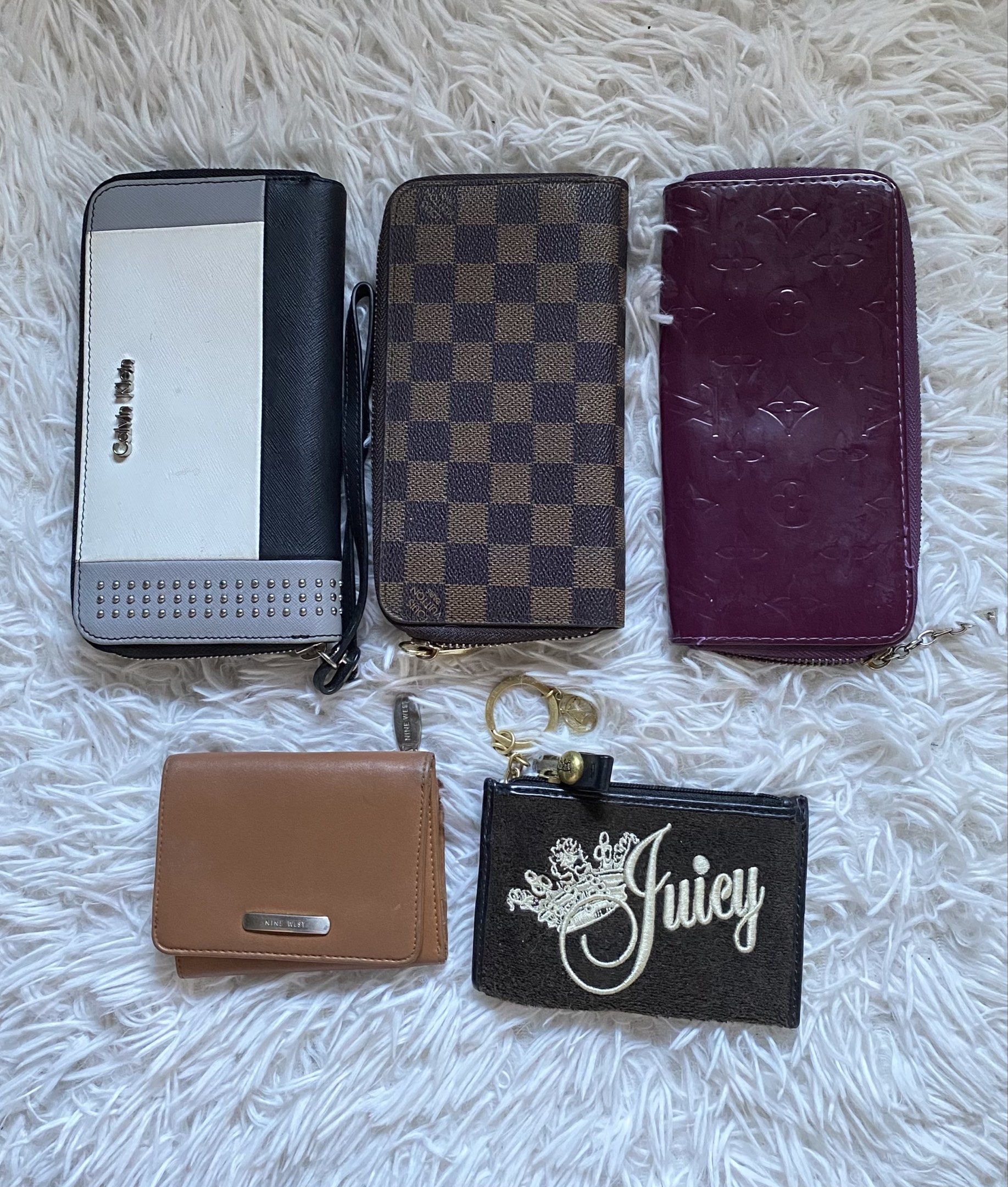 FS‼️ MIXED BRANDED WALLETS (Category: Wallets & Card holders) located in Bauang. Submitted by tanzcona. (Listing ID 1419199541, Image 1). Description: FS‼️ BRANDED WALLETS | MAY ONTING ISSUE/DIRTS YUNG IBA PM NALANG FOR MORE DETAILS. PM DIN PO IF HM SILA EACH OPEN FOR LP NA ☺️.