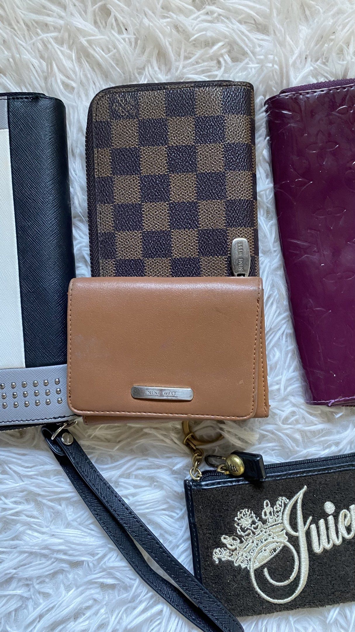 FS‼️ MIXED BRANDED WALLETS (Category: Wallets & Card holders) located in Bauang. Submitted by tanzcona. (Listing ID 1419199541, Image 3). Description: FS‼️ BRANDED WALLETS | MAY ONTING ISSUE/DIRTS YUNG IBA PM NALANG FOR MORE DETAILS. PM DIN PO IF HM SILA EACH OPEN FOR LP NA ☺️.