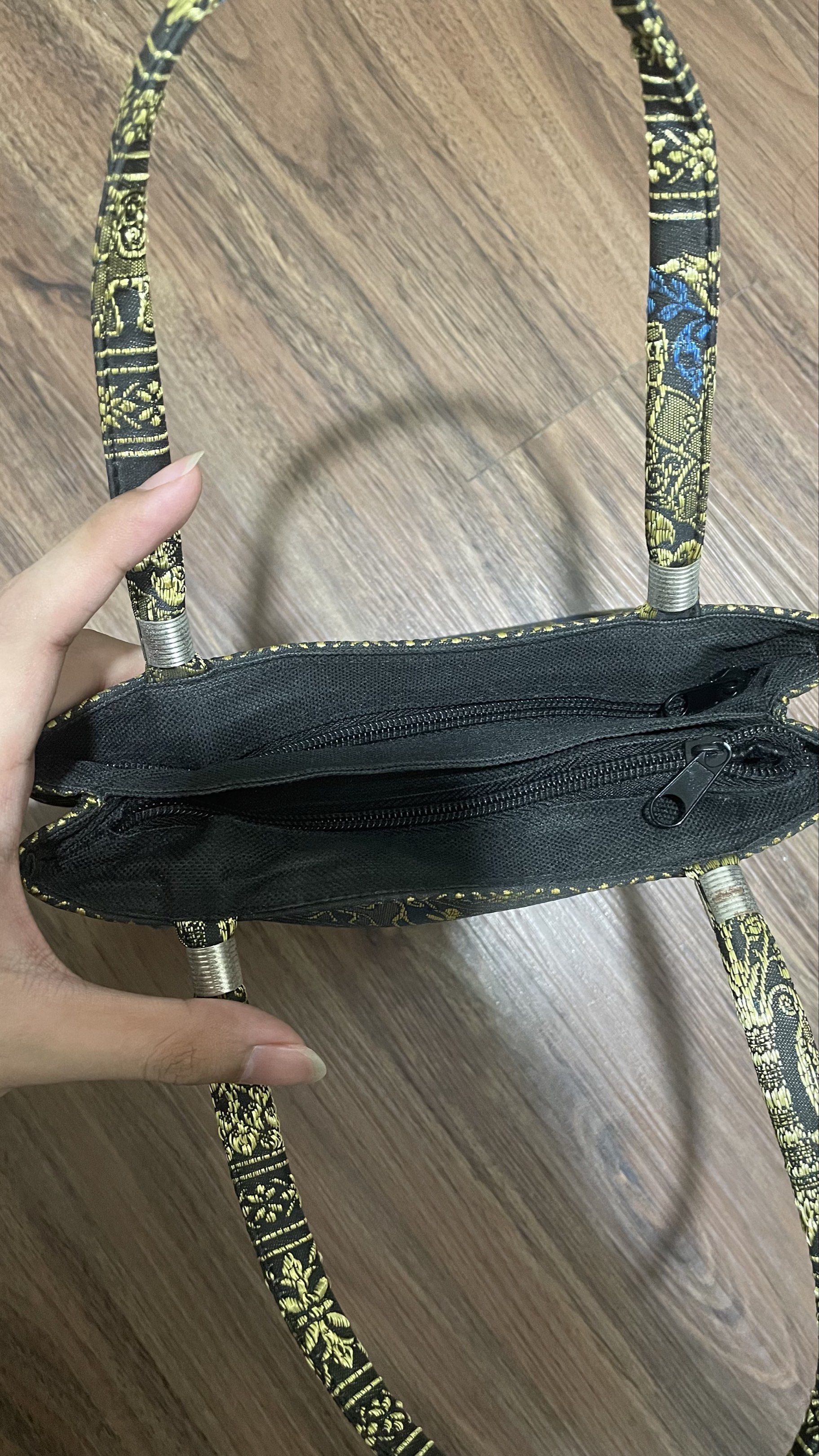 Gold and Black Small Handbag | Thrifted (Category: Purses & Pouches) located in Rosario. Submitted by bleach3rs (Listing ID 1419358066, Image 3). Description: thrifted in anonas last 2023. rfs: decluttering.