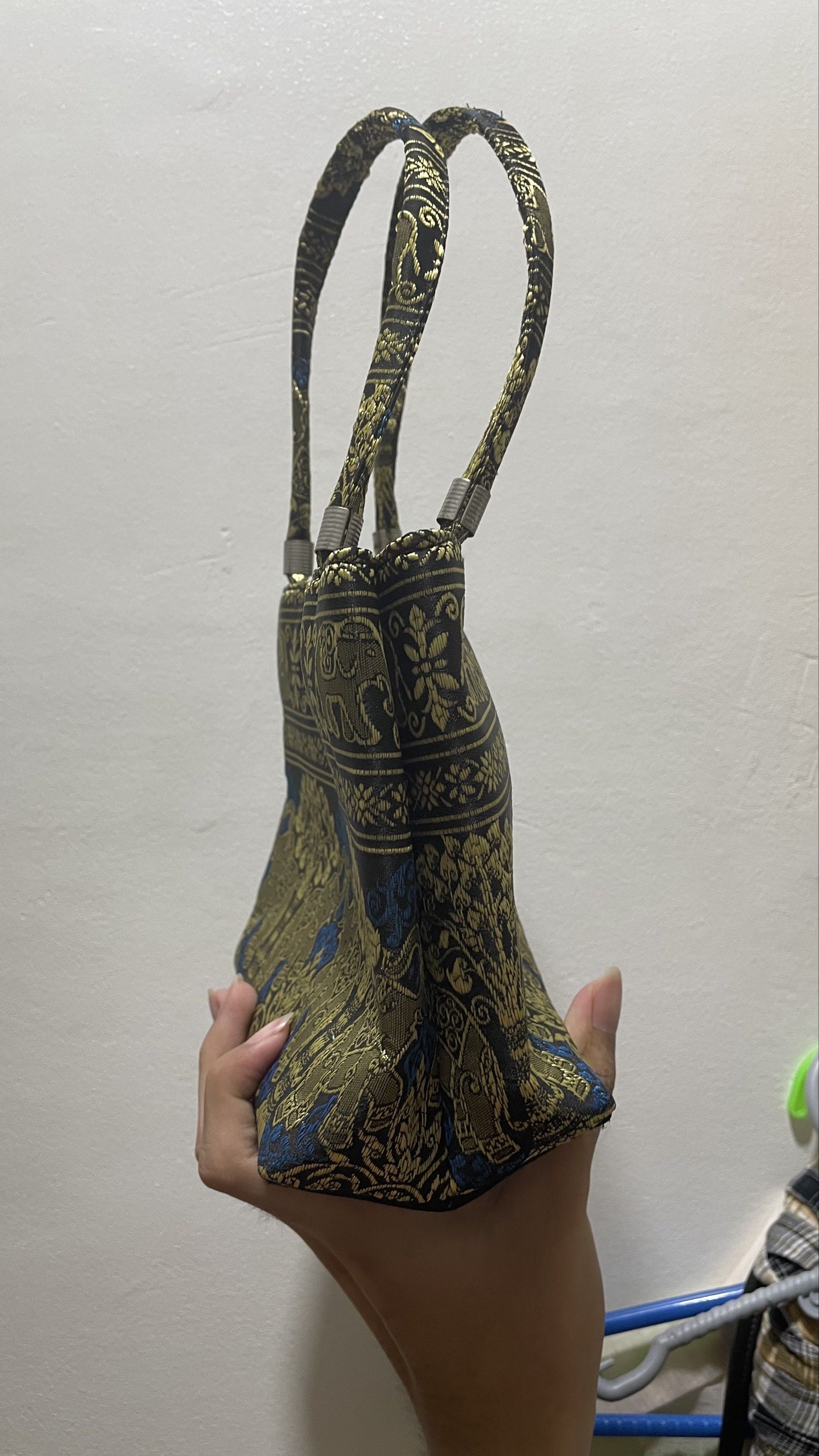 Gold and Black Small Handbag | Thrifted (Category: Purses & Pouches) located in Rosario. Submitted by bleach3rs (Listing ID 1419358066, Image 2). Description: thrifted in anonas last 2023. rfs: decluttering.