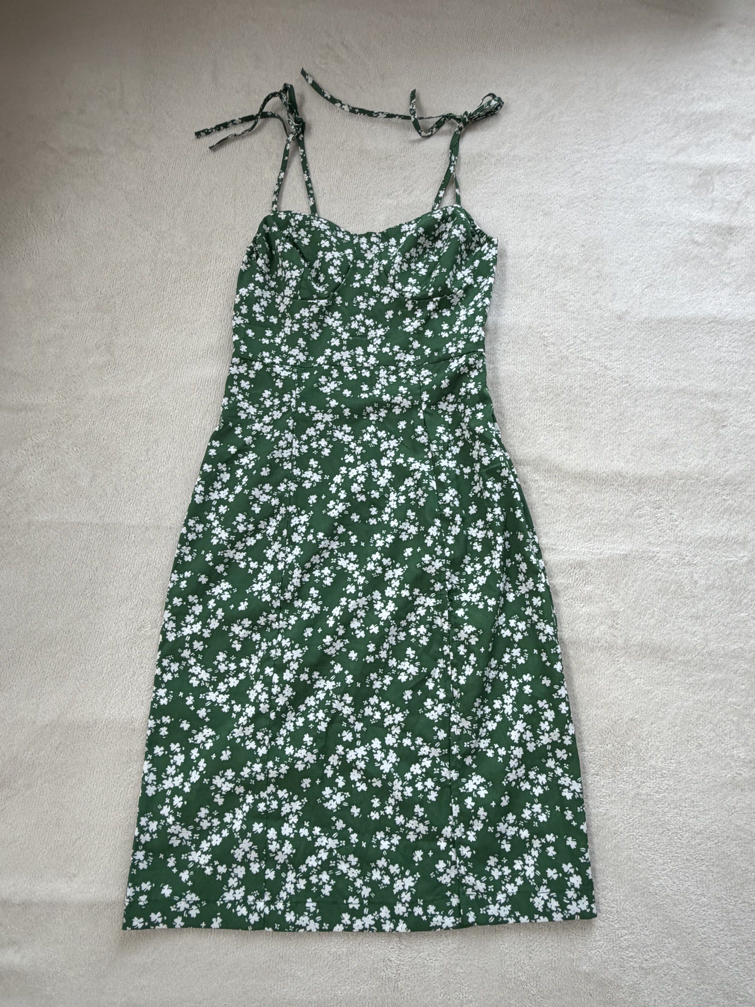 Green Floral Midi Dress (Category: Dresses) located in Cebu City. Submitted by ohpetite (Listing ID 1419290342, Image 1). Description: - Green midi dress - White floral print - Adjustable tie straps - Fitted bodice - Straight skirt - Ideal for casual or summer events - Stylish and comfortable.