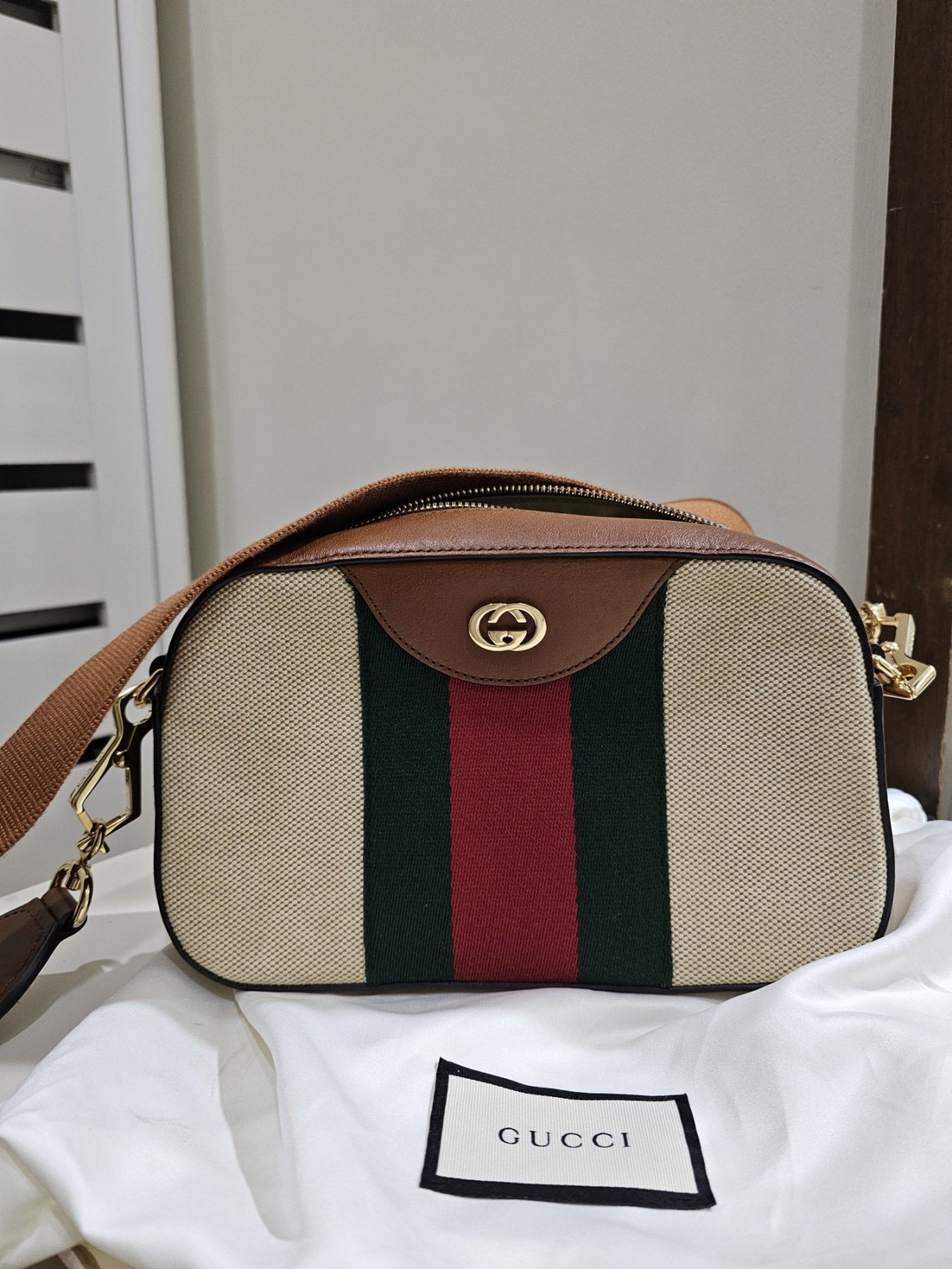 Gucci Ophidia Shoulder Bag (Category: Luxury Bags & Wallets) located in Paranaque City. Submitted by helloasher (Listing ID 1419259507, Image 2). Description: .