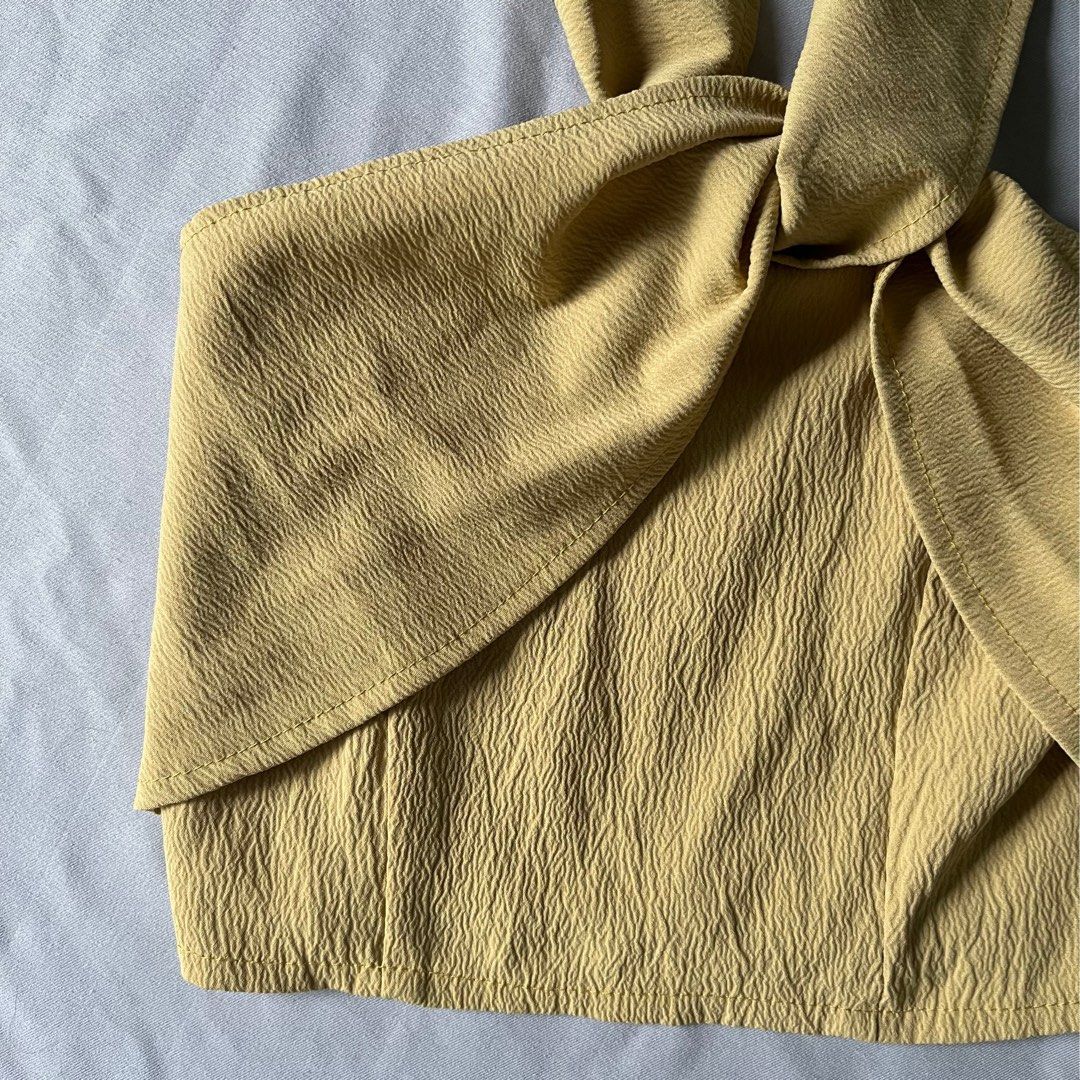 halter crop top (Category: Blouses) located in Quezon City. Submitted by decluttered_ (Listing ID 1419266580, Image 2). Description: .