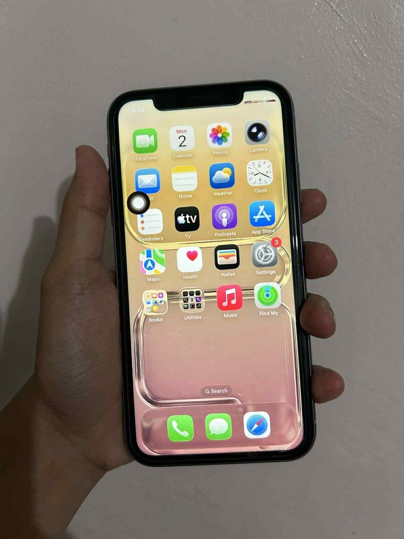 IPhone 11 (Category: iPhone 11 Series) located in Pasay City. Submitted by dashoutlet (Listing ID 1419225011, Image 1). Description: FS/SWAP DIN SA 11 ONLY Iphone 11 128gb FU/OPENLINE 89% BH iOs 26.2.1 No history of repair sariwa ang loob Honest issue; kita sa pic may line sa upper right, dent normal sa 2nd hand other than that wala ng issue di nakaka apekto sa performances. Price negotiable..