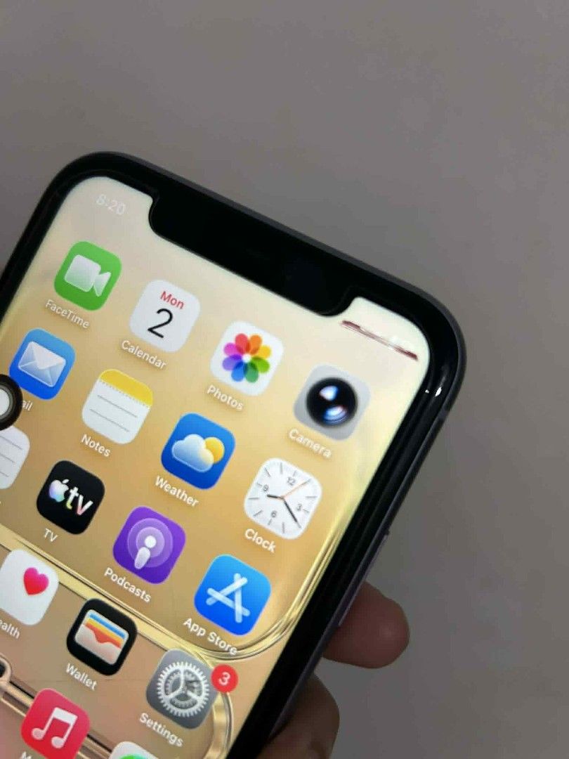 IPhone 11 (Category: iPhone 11 Series) located in Pasay City. Submitted by dashoutlet (Listing ID 1419225011, Image 2). Description: FS/SWAP DIN SA 11 ONLY Iphone 11 128gb FU/OPENLINE 89% BH iOs 26.2.1 No history of repair sariwa ang loob Honest issue; kita sa pic may line sa upper right, dent normal sa 2nd hand other than that wala ng issue di nakaka apekto sa performances. Price negotiable..