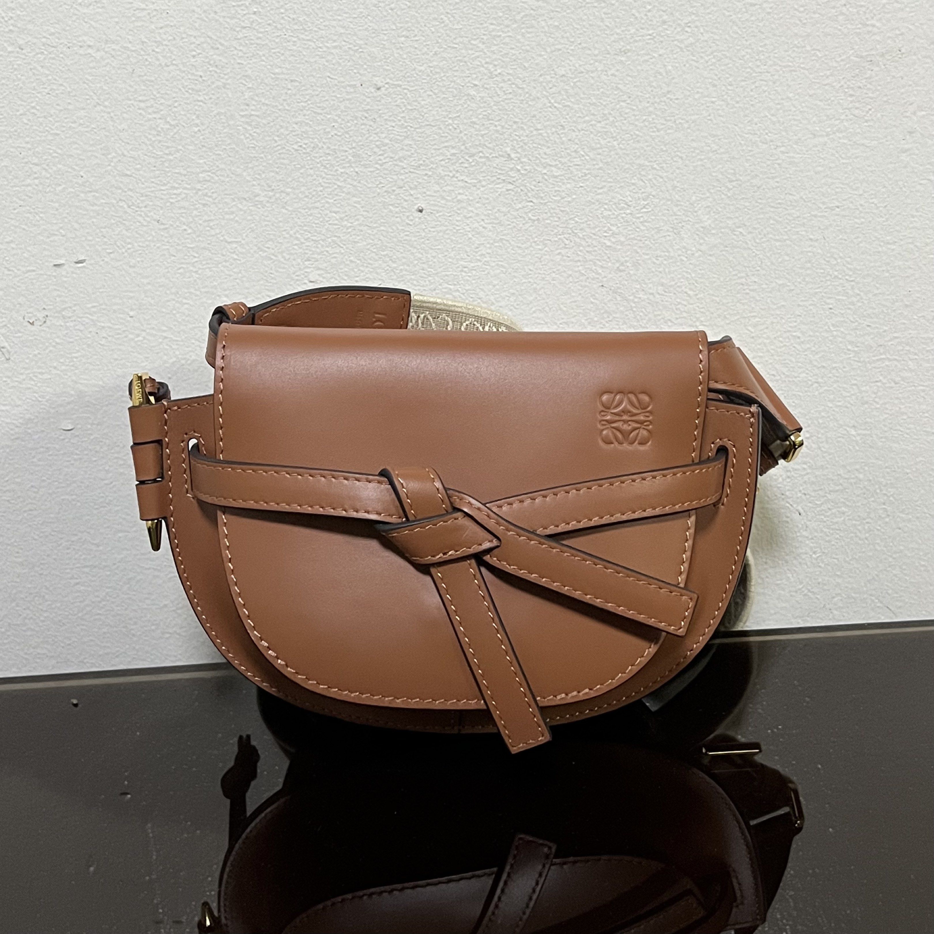 Loewe Gate Dual Mini Bag (Category: Luxury Bags & Wallets) located in Makati City. Submitted by vnz.flrls (Listing ID 1419350797, Image 1). Description: 🎀 8500 Php AUTH NOT GUARANTEED ᡣ𐭩 ྀིྀ Condition: Excellent Condition ᡣ𐭩 ྀིྀ Rating: 10/10 ᡣ𐭩 ྀིྀ Issues / flaws: none ᡣ𐭩 ྀིྀ Color: brown ᡣ𐭩 ྀིྀ Dimensions: 9x4x6 inches (LXWxH) ᡣ𐭩 ྀིྀ Inclusions: dust bag - with freebies 🫧 Note: please manage your expectations, might have signs of usage.