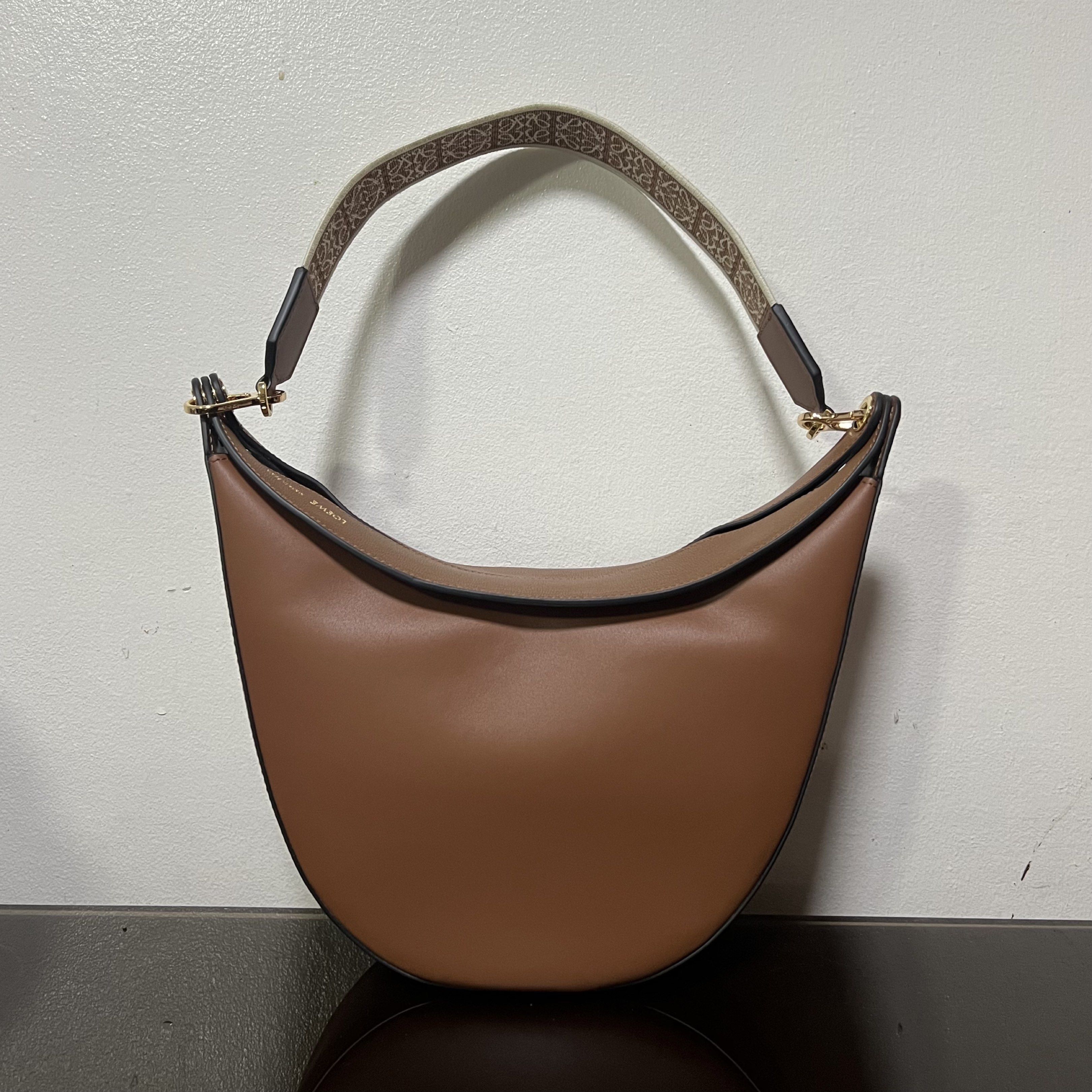Loewe Luna Shoulder Bag in Brown (Category: Luxury Bags & Wallets) located in Makati City. Submitted by vnz.flrls (Listing ID 1419346974, Image 1). Description: 🎀 8000 Php AUTH NOT GUARANTEED ᡣ𐭩 ྀིྀ Condition: Excellent Condition ᡣ𐭩 ྀིྀ Rating: 10/10 ᡣ𐭩 ྀིྀ Issues / flaws: none ᡣ𐭩 ྀིྀ Color: brown ᡣ𐭩 ྀིྀ Dimensions: 10x2.5x11 inches (LXWxH) ᡣ𐭩 ྀིྀ Inclusions: dust bag - with freebies 🫧 Note: please manage your expectations, might have sig