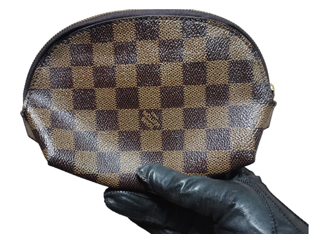 Louis Vuitton Damier Ebene Cosmetic Pouch (Category: Luxury Bags & Wallets) located in Manila. Submitted by eagerbeaverph (Listing ID 1419312091, Image 2). Description: - Louis Vuitton cosmetic pouch - Iconic Damier Ebene canvas exterior - Secure zip closure - Red interior lining - Features Louis Vuitton logo and "Made in France" tag - Gold-tone zipper and hardware Louis vuitton damier cosmetic pouch L 7 inches W 2 H 5 Nga Dm .